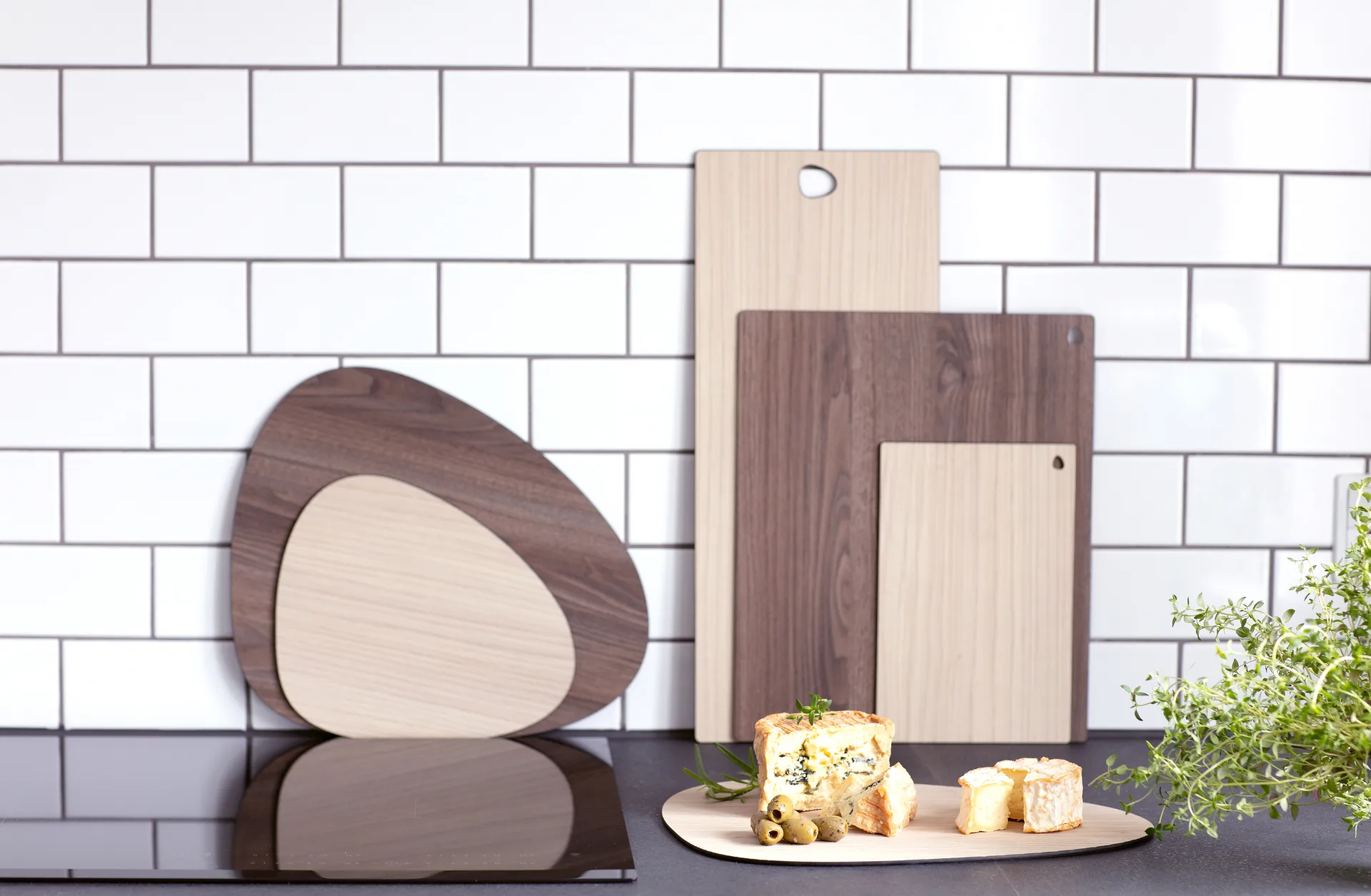 Cut & Serve curve chopping board S, Ash LIND DNA