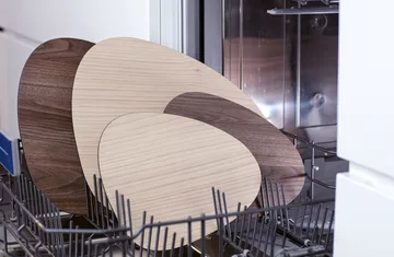 Cut & Serve curve chopping board S - Ash - LIND DNA