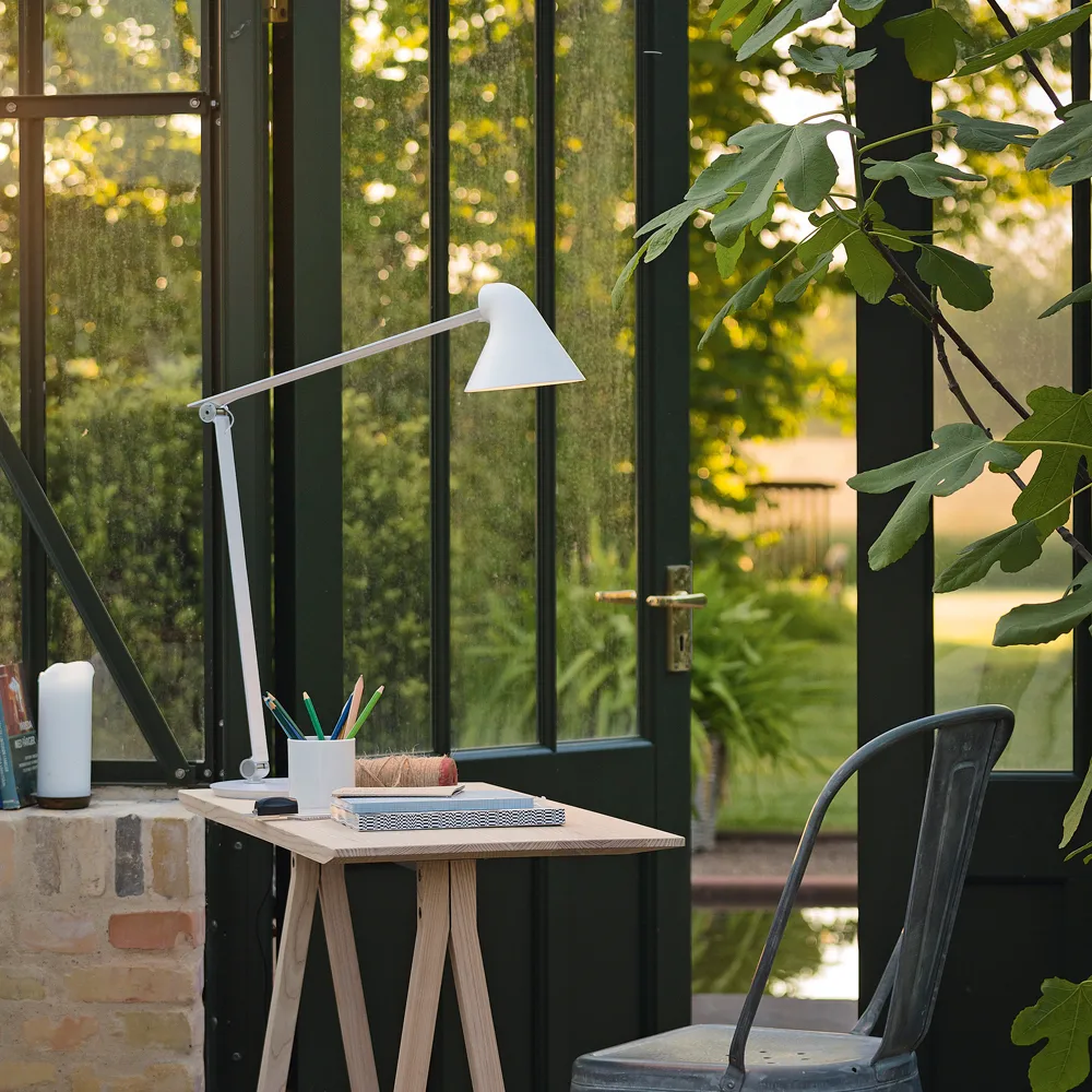 NJP desk lamp, Black, pin ø10 cm, 3000k Louis Poulsen