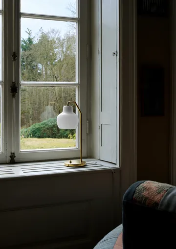 VL Ring Crown table lamp Ø15 cm - Brass-opal glass - Louis Poulsen
