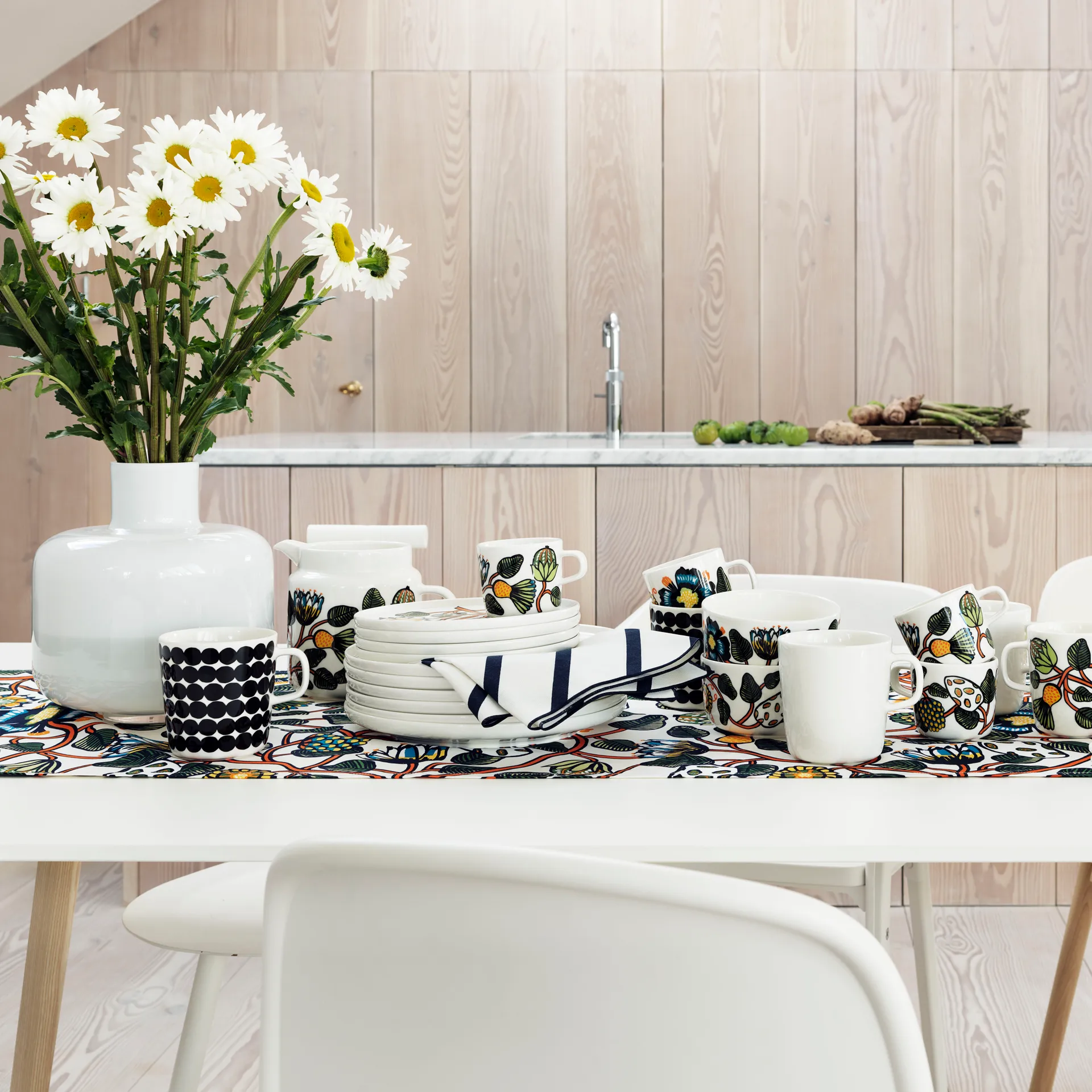 Ming vase, white Marimekko