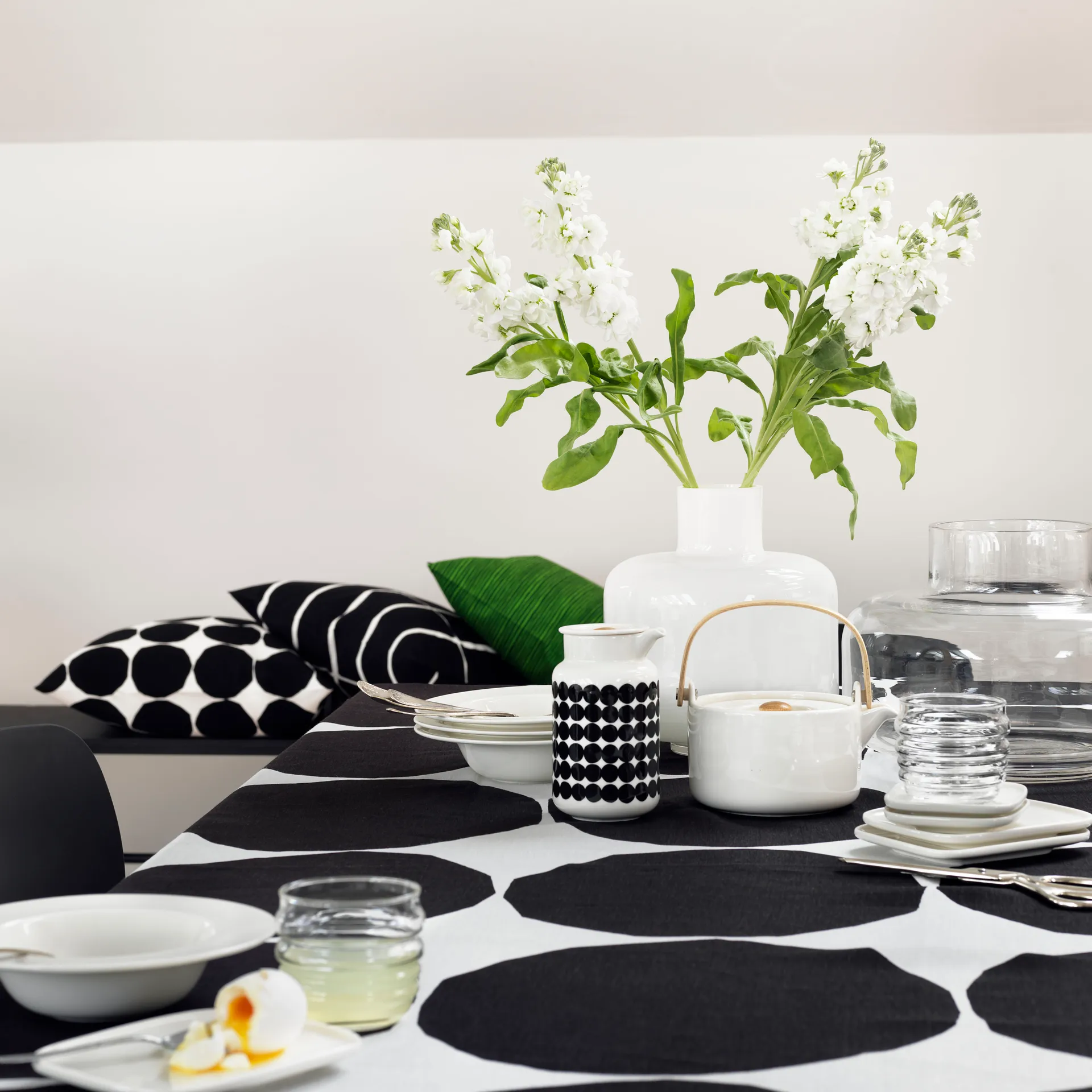 Ming vase, white Marimekko