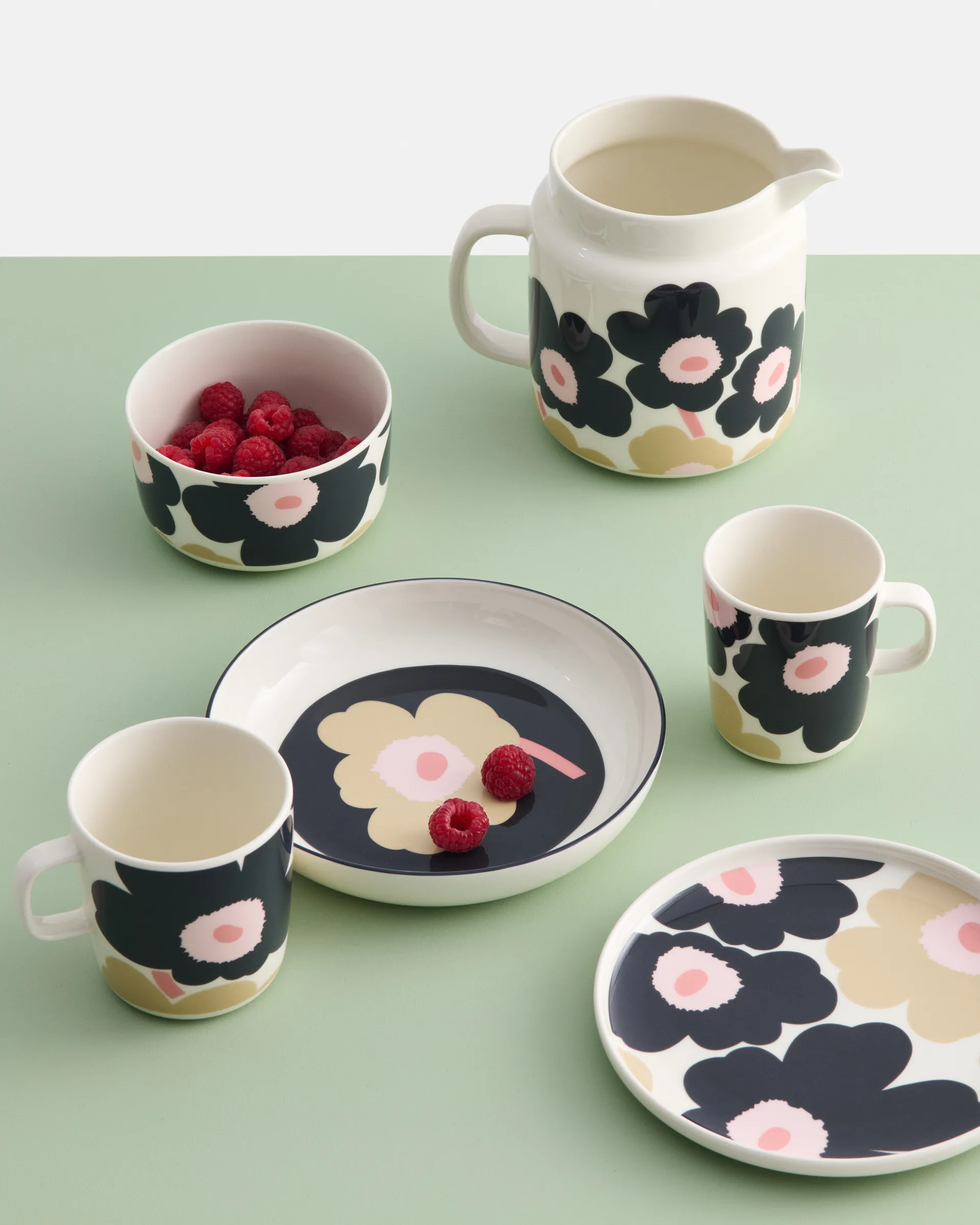 Unikko deep plate Ø20.5 cm, Off white-charcoal-sand-pink Marimekko