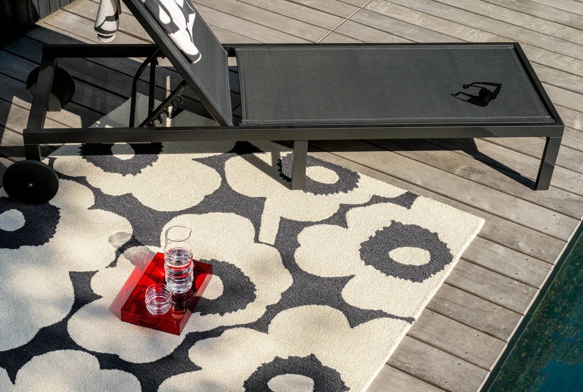 Unikko outdoor rug, Charcoal-white, 140x200 cm Marimekko