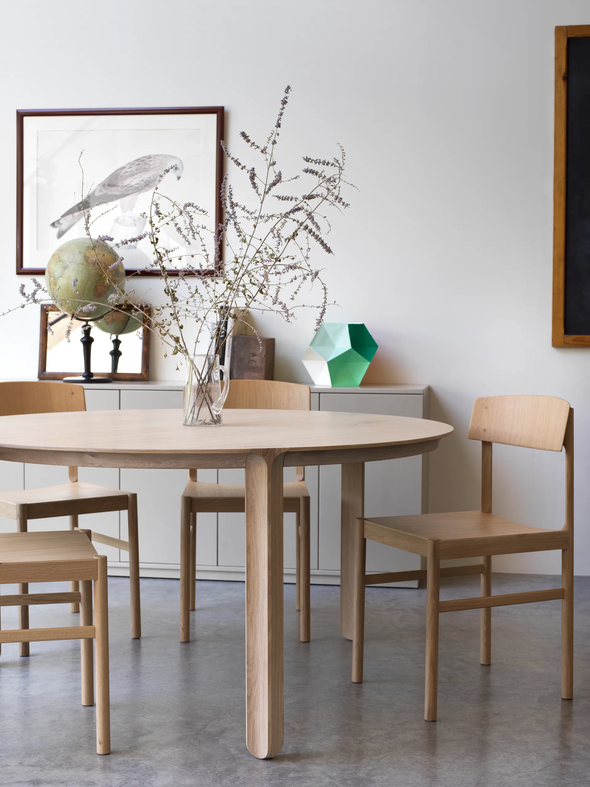 Amor dining table round, oak white-pigmented hardwax oil Mavis