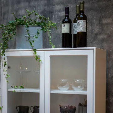 Volt display cabinet 130 cm white lacquer - Details in stainless steel - Mavis