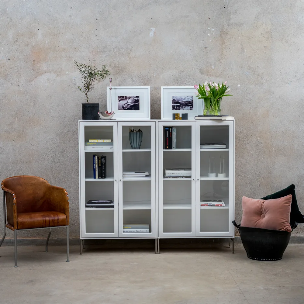 Volt display cabinet 190 cm white lacquer, Details in stainless steel Mavis