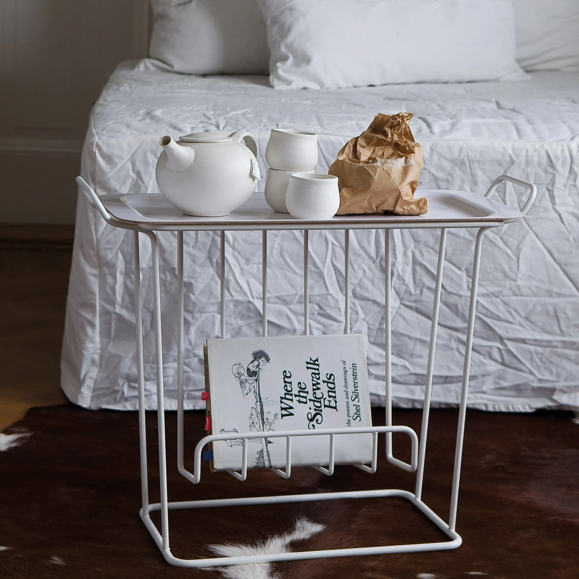 Minnie Mae Paper tray table, white Maze