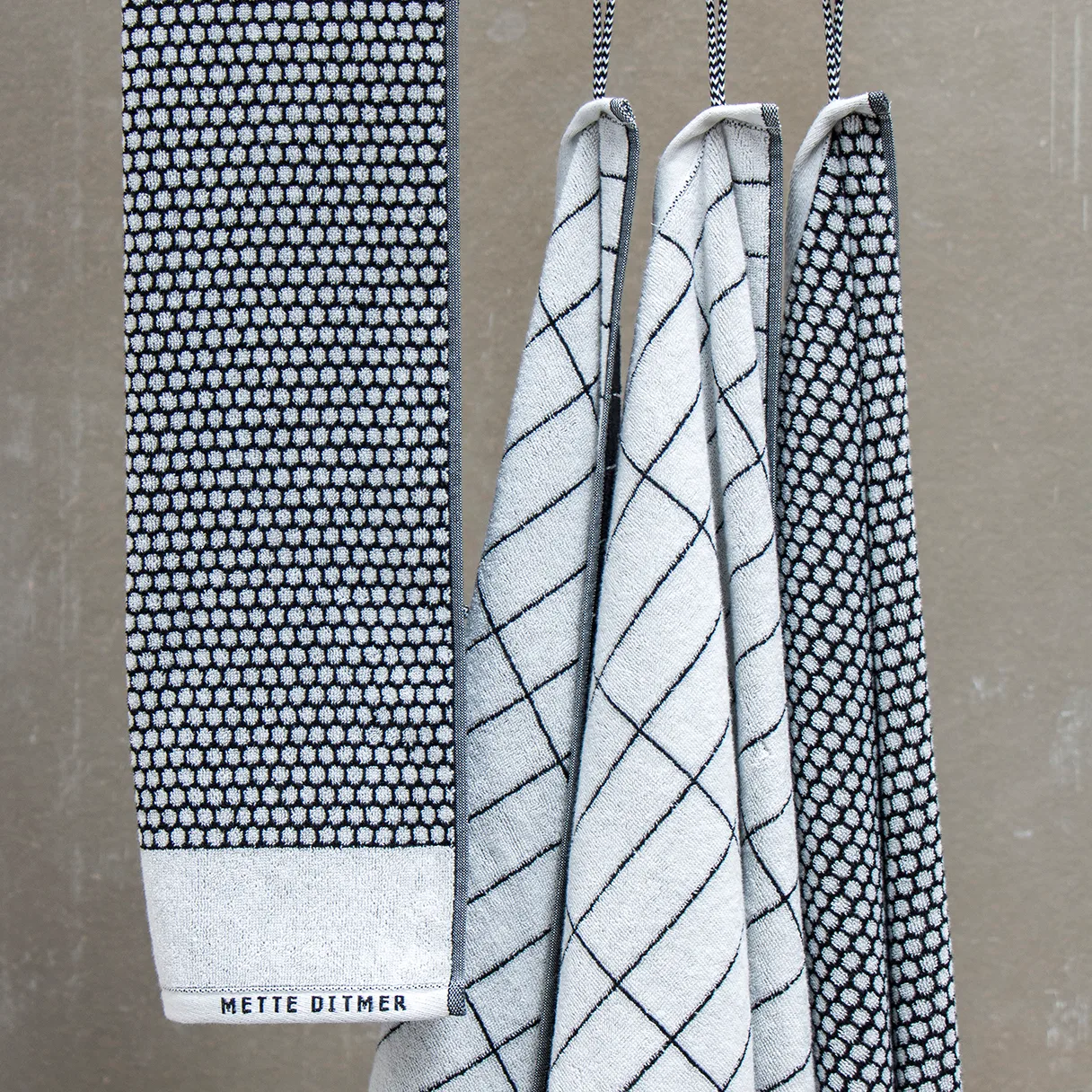 Grid towel 70x140 cm, Black-off white Mette Ditmer
