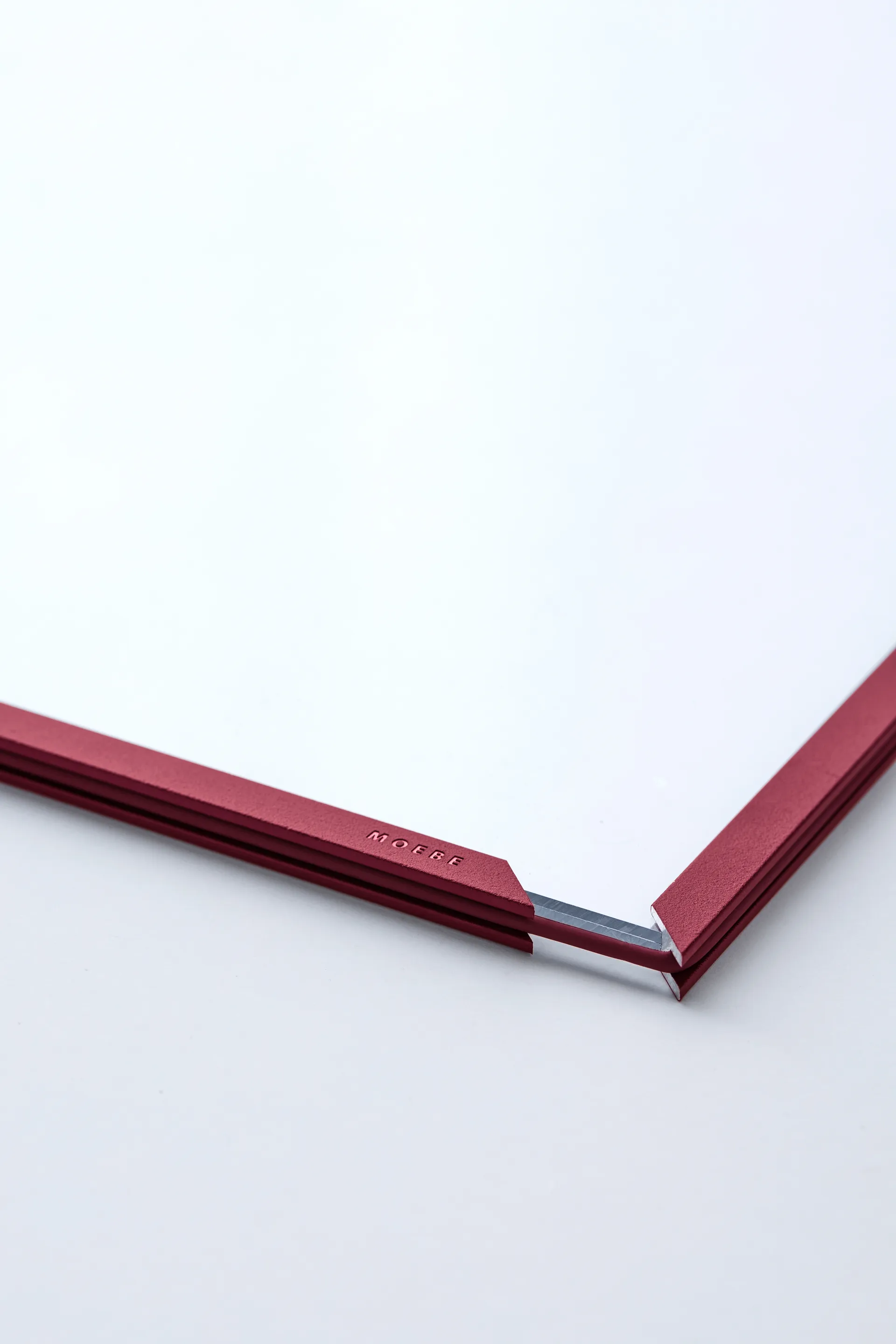 Moebe frame A4 22.6x31.3 cm, Transparent. Red MOEBE
