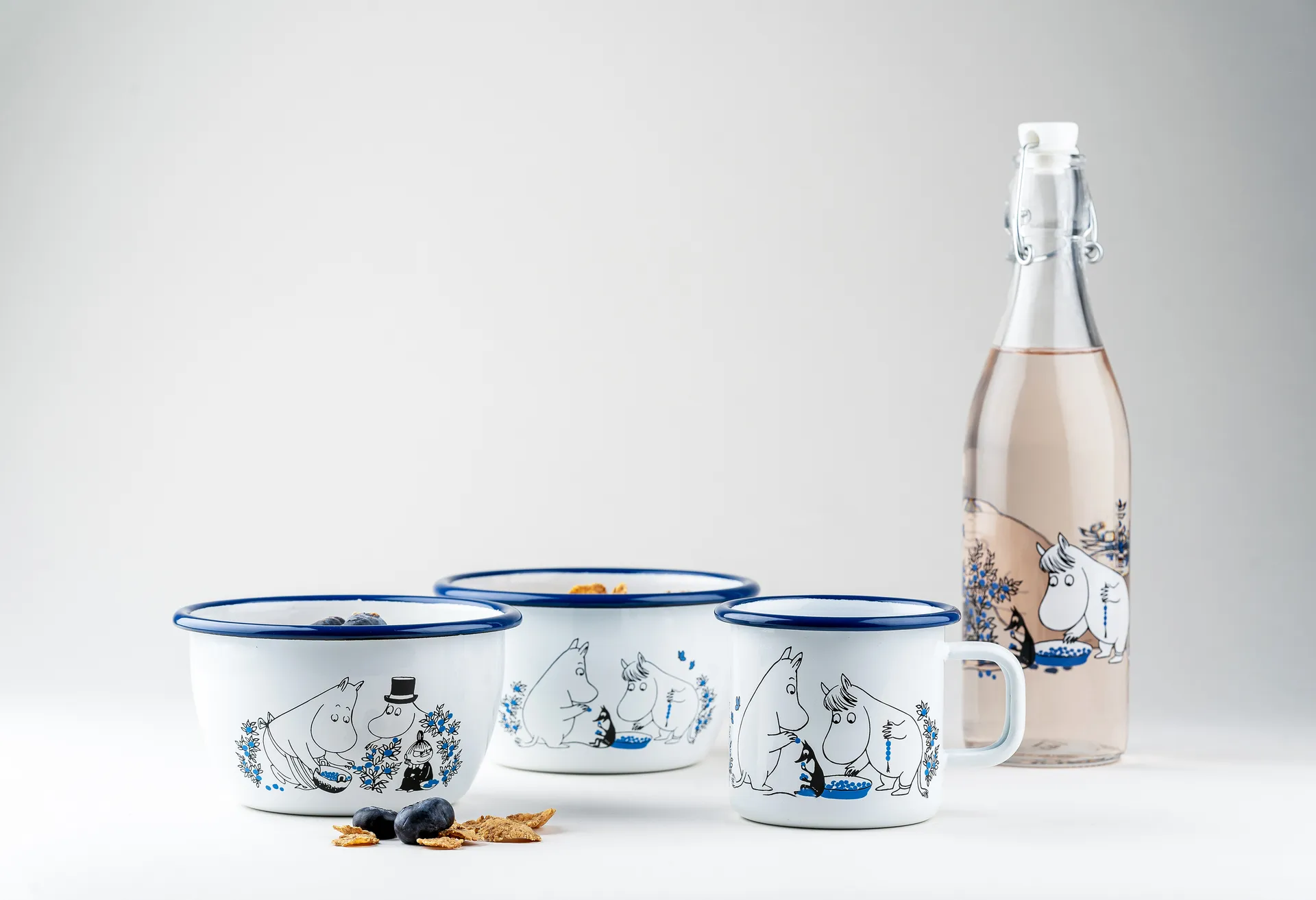 Blueberries enamel mug 37 cl, White Muurla