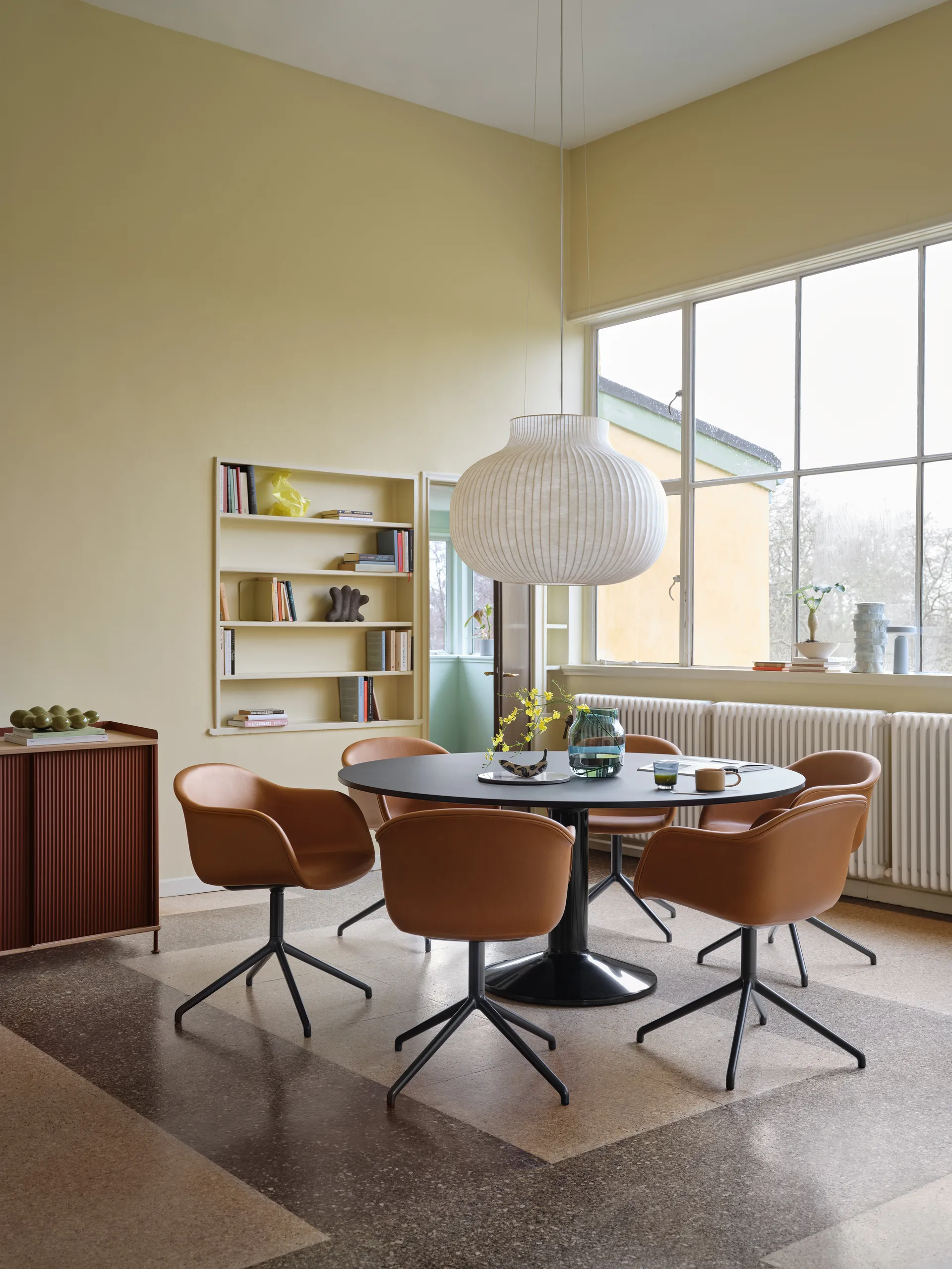 Midst pedestal table, Dark red linoleum-dark red, Ø160 cm Muuto
