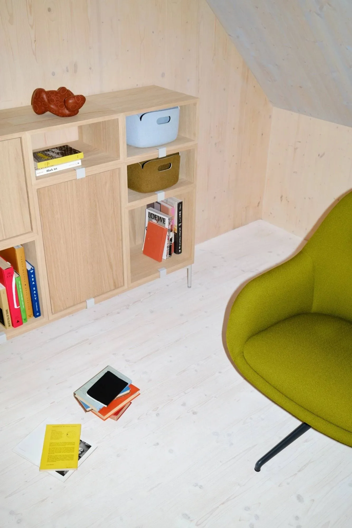 Stacked 2.0 shelving with back plate, large, oak Muuto