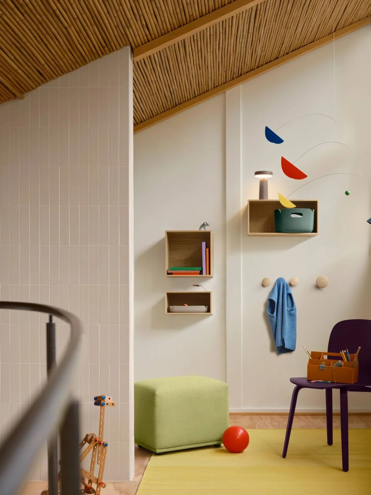 The Dots clothes hook oak, Ø6,5 cm Muuto