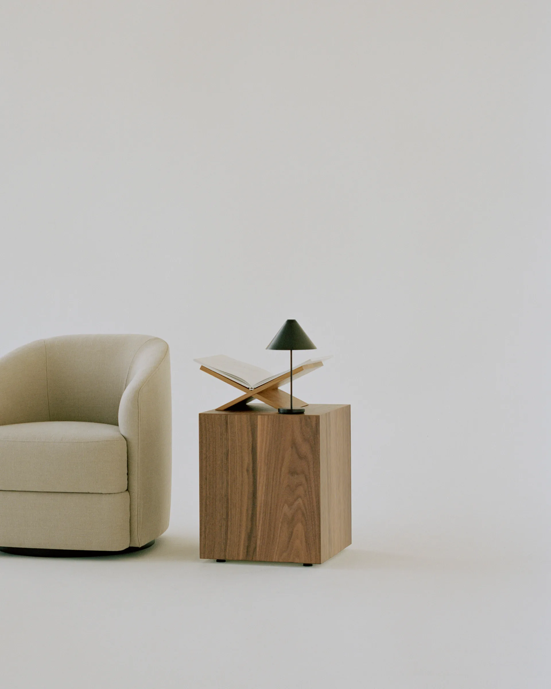 Mass side table 40x40x47 cm, Walnut New Works