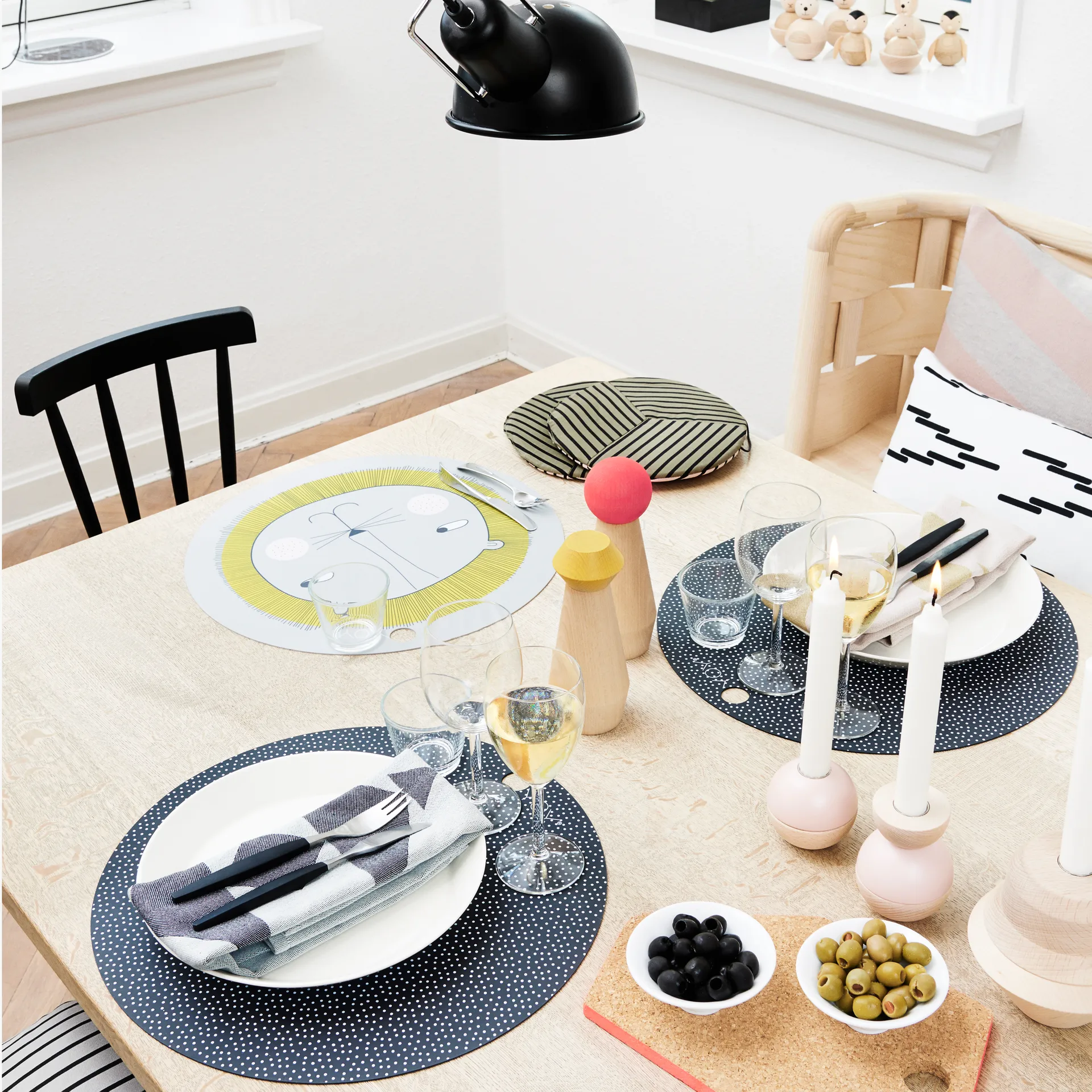 OYOY round placemat 2-pack, black, white dots OYOY