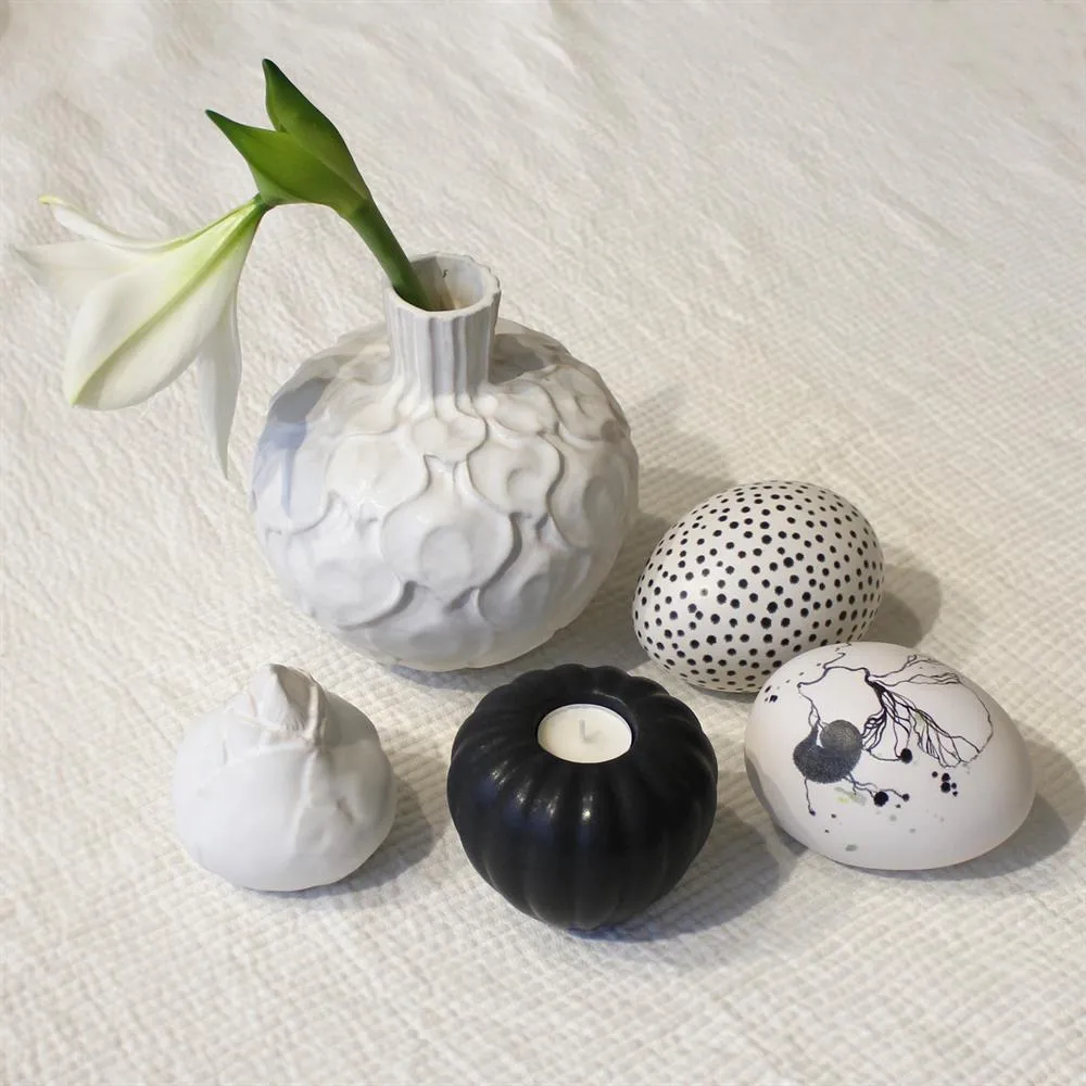 Egg dot, white-black Paradisverkstaden