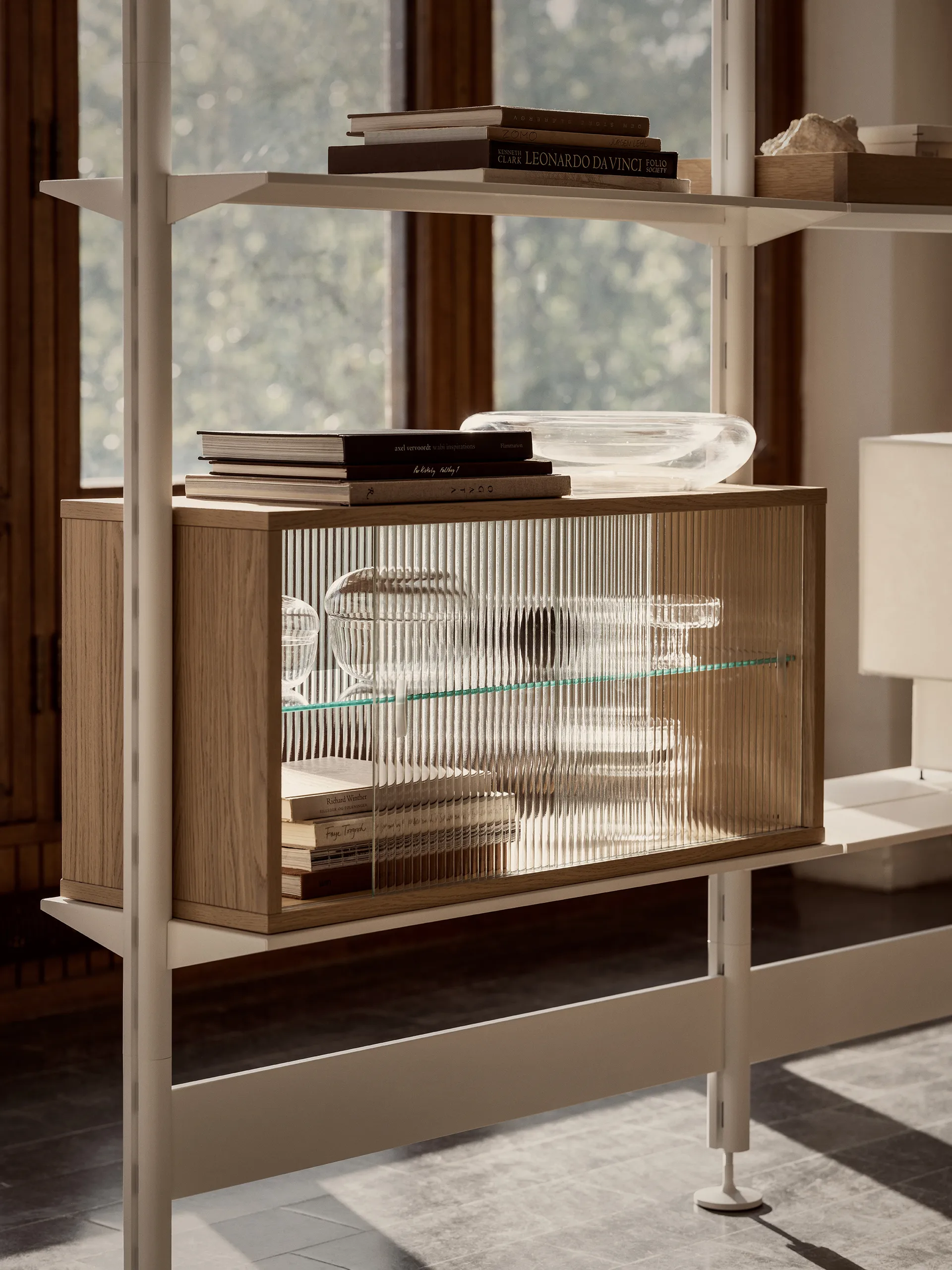 Pira display cabinet, Whitewashed oak–fluted glass, 90x31 cm, glass back Pira