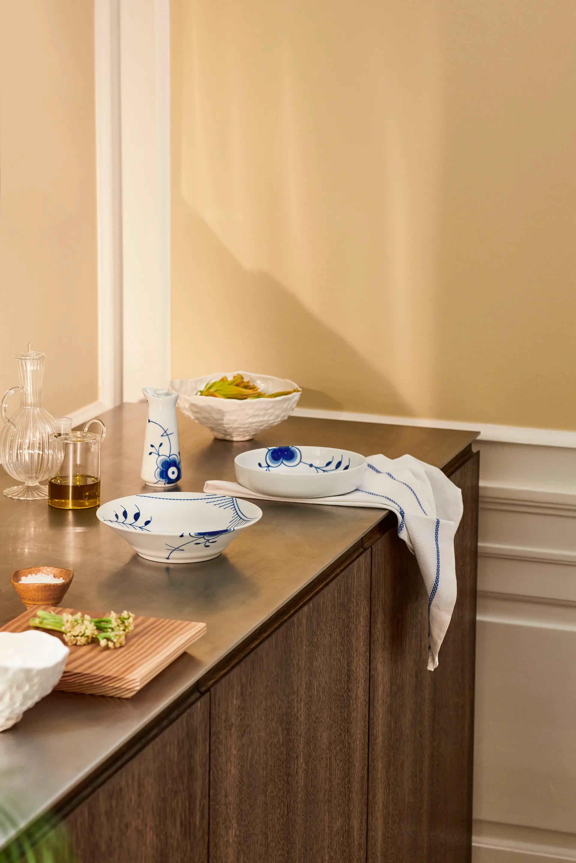 Blue Fluted Mega deep plate Ø21 cm, White-blue Royal Copenhagen