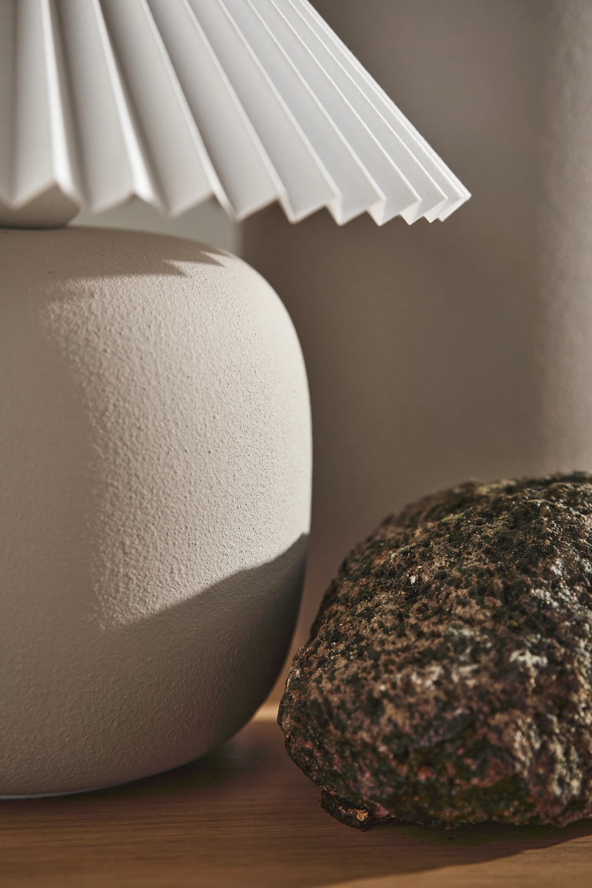 Boulder table lamp 29 cm beige-pleated white,  Scandi Living
