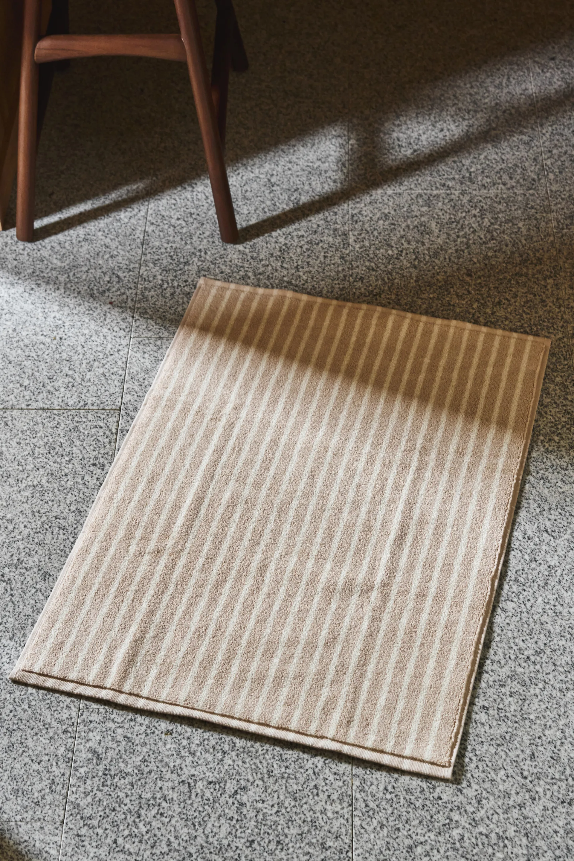 Drift bath mat 50x70cm, Beige-white Scandi Living
