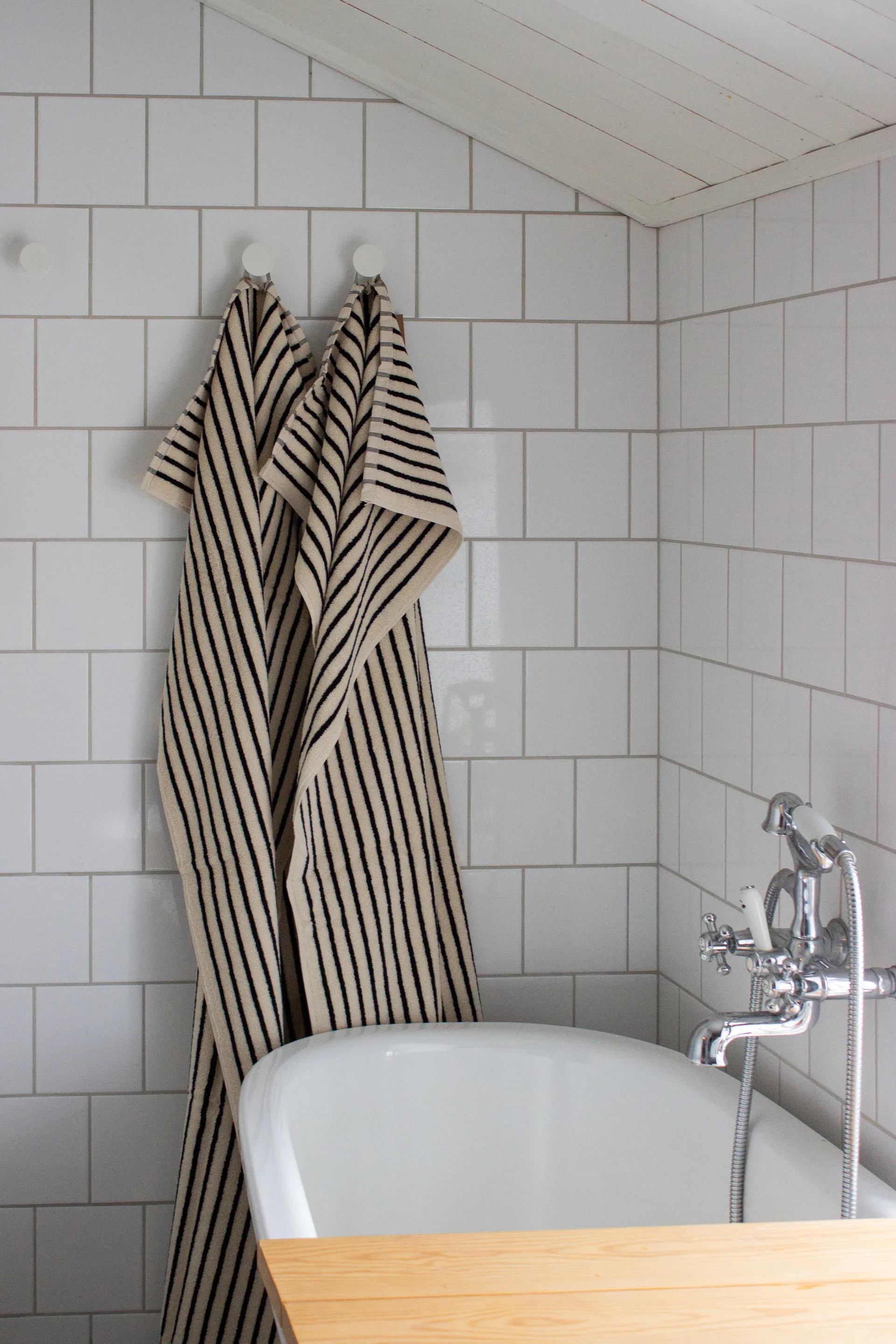 Drift bath towel 100x150 cm, White-black Scandi Living