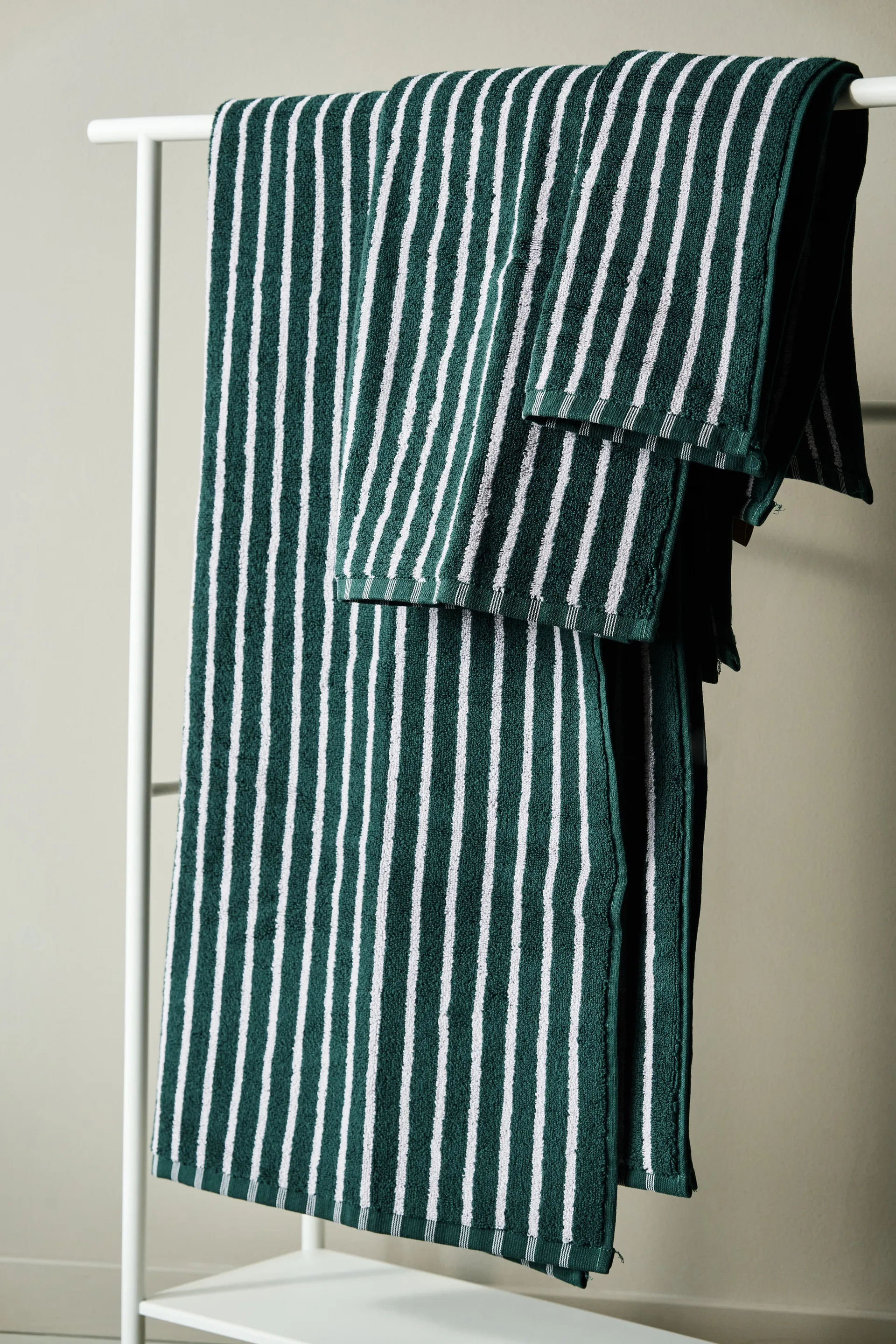 Drift towel 30x50 cm, Green-purple Scandi Living