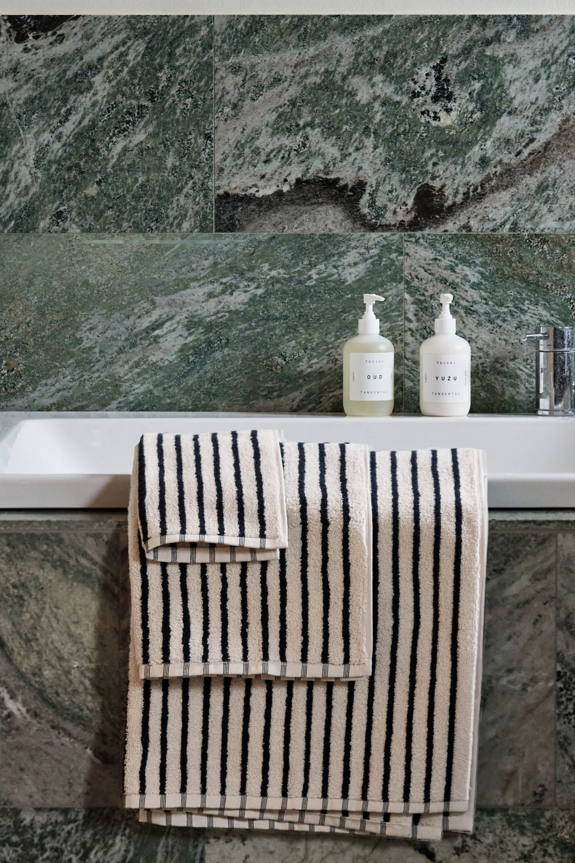 Drift towel 30x50 cm, White-black Scandi Living