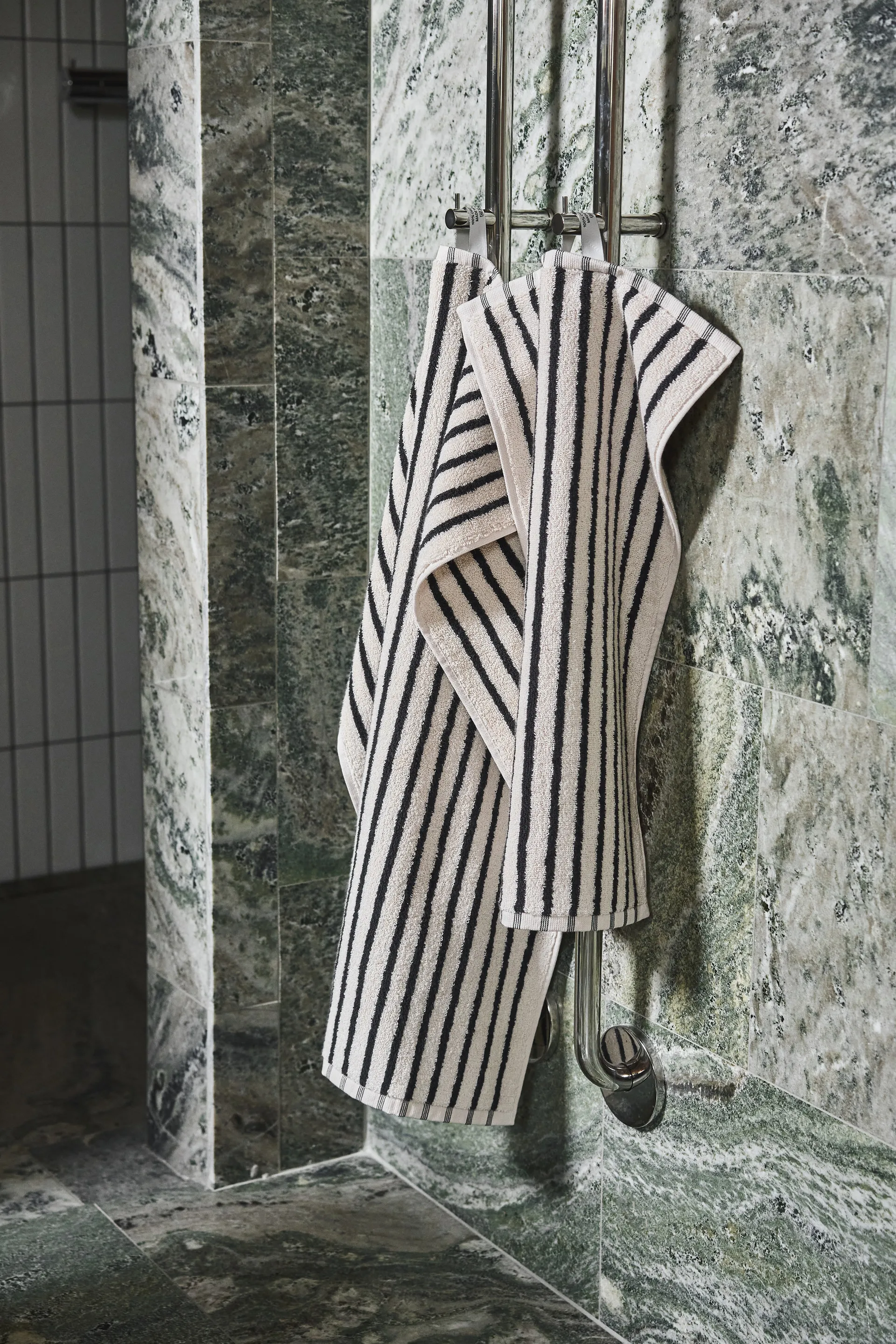 Drift towel 50x70 cm, White-black Scandi Living