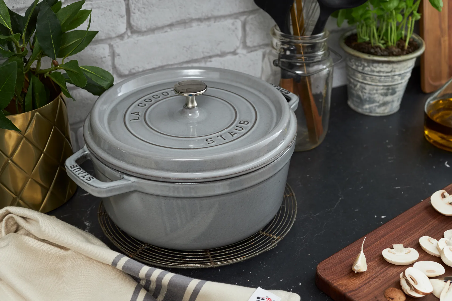 Staub La Cocotte round cast iron pot 2.2 L, Graphite gray STAUB