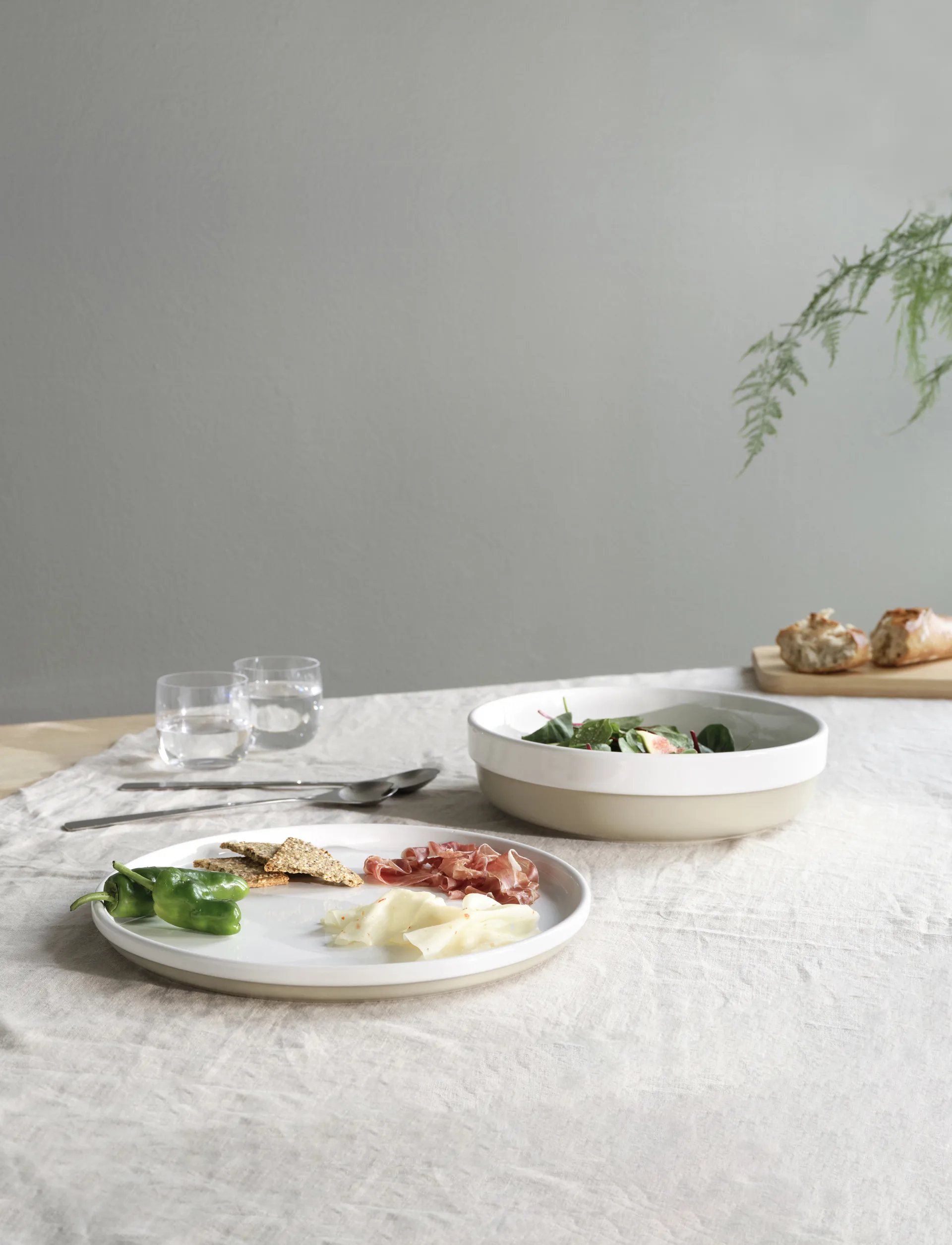 Agnes serving plate Ø30 cm, Sand-white Stelton
