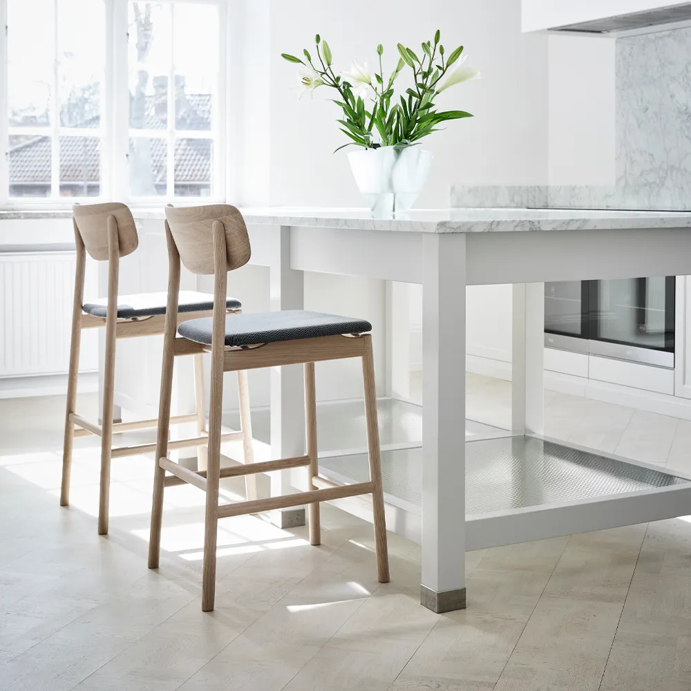 Prima Vista bar stool, Fabric blues 9833 black. white oil oak stand Stolab
