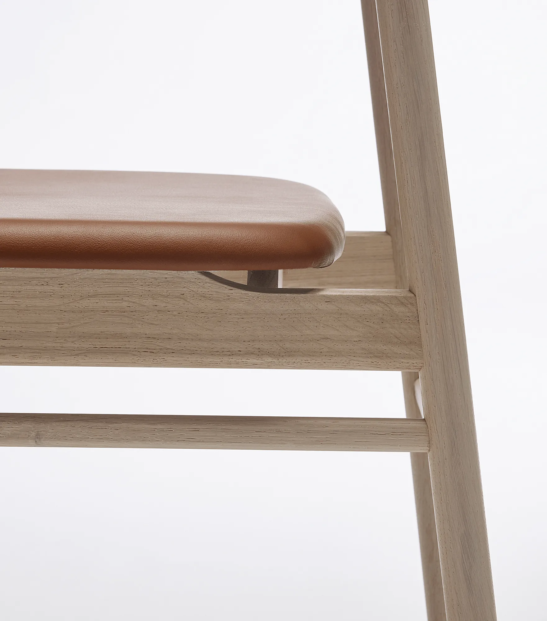 Prima Vista chair light matte lacquered oak, Leather Elmosoft 43807 cognac Stolab