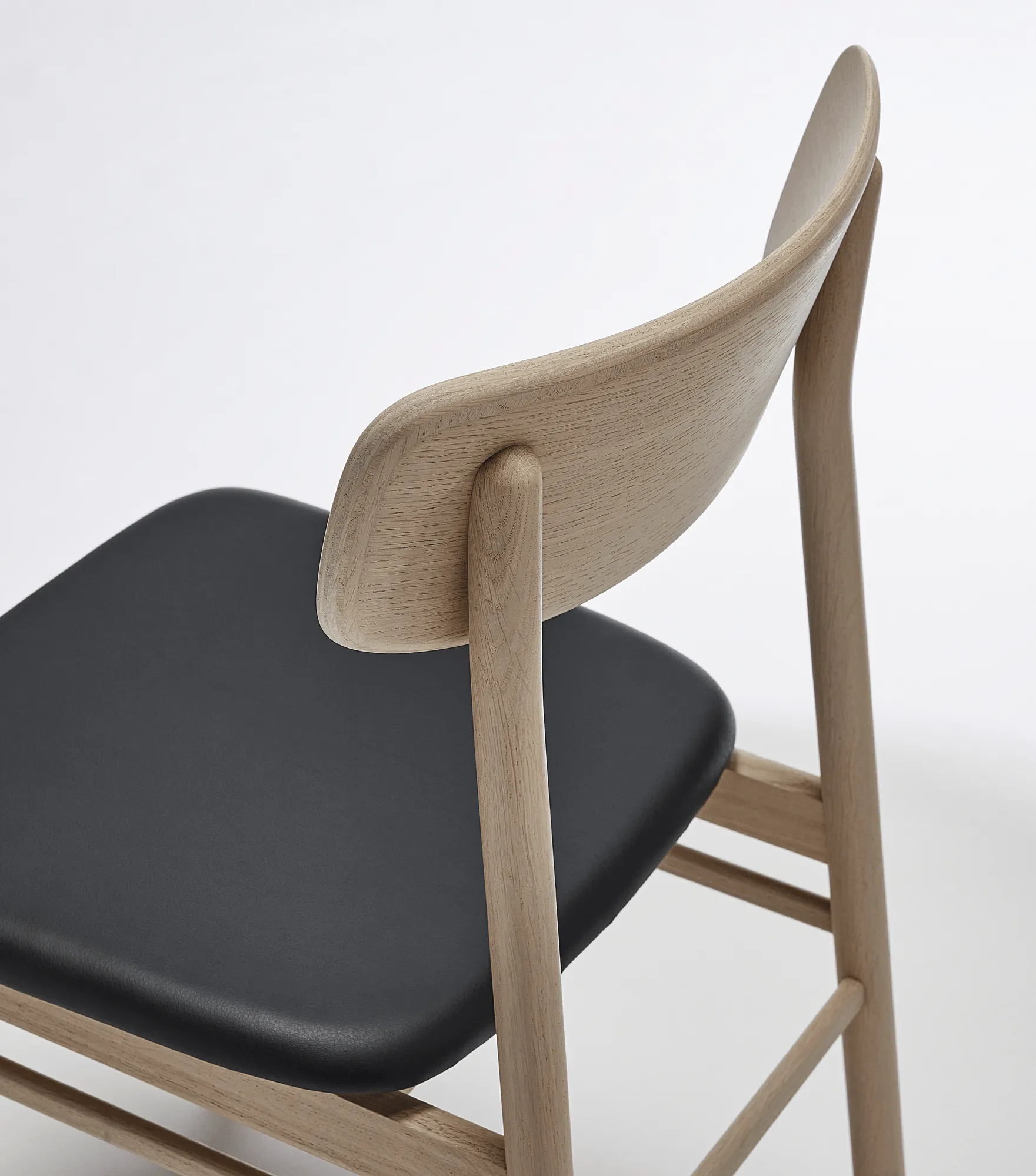 Prima Vista chair light matte lacquered oak, Leather Elmosoft 99001 black Stolab