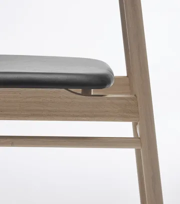 Prima Vista chair light matte lacquered oak - Leather Elmosoft 99001 black - Stolab