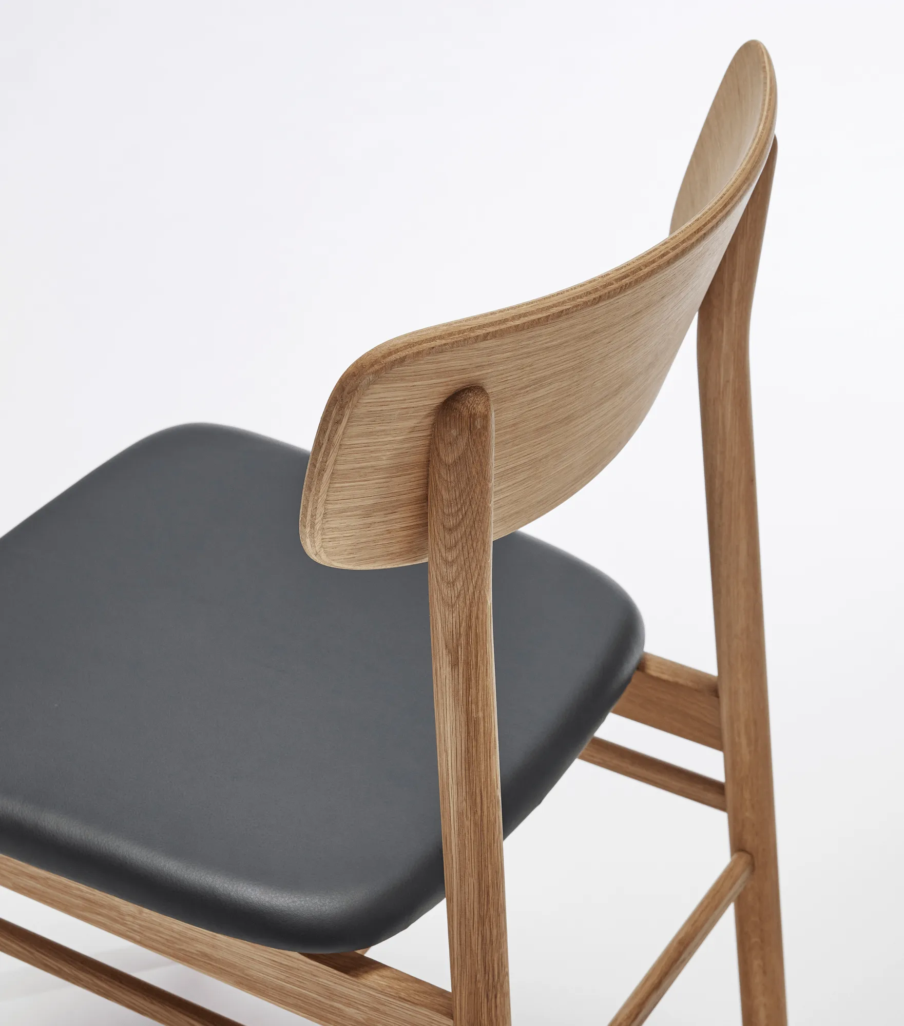 Prima Vista chair oiled oak, Leather Elmosoft 99001 black Stolab