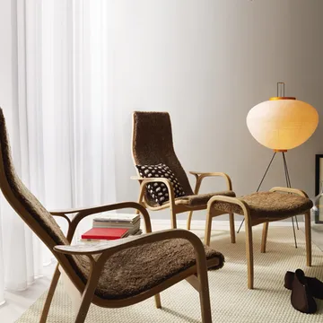 Lamino footstool - Sheepskin scandinavian grey, natural lacquered walnut - Swedese