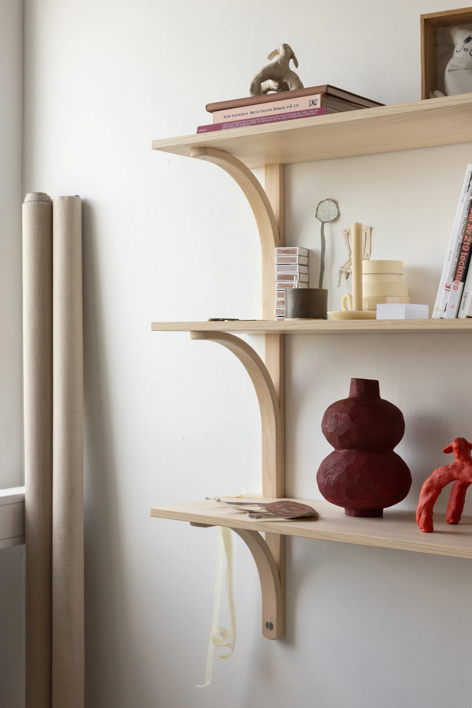 Levi shelf, White ash-brass, 2 shelves, 90 cm Swedese