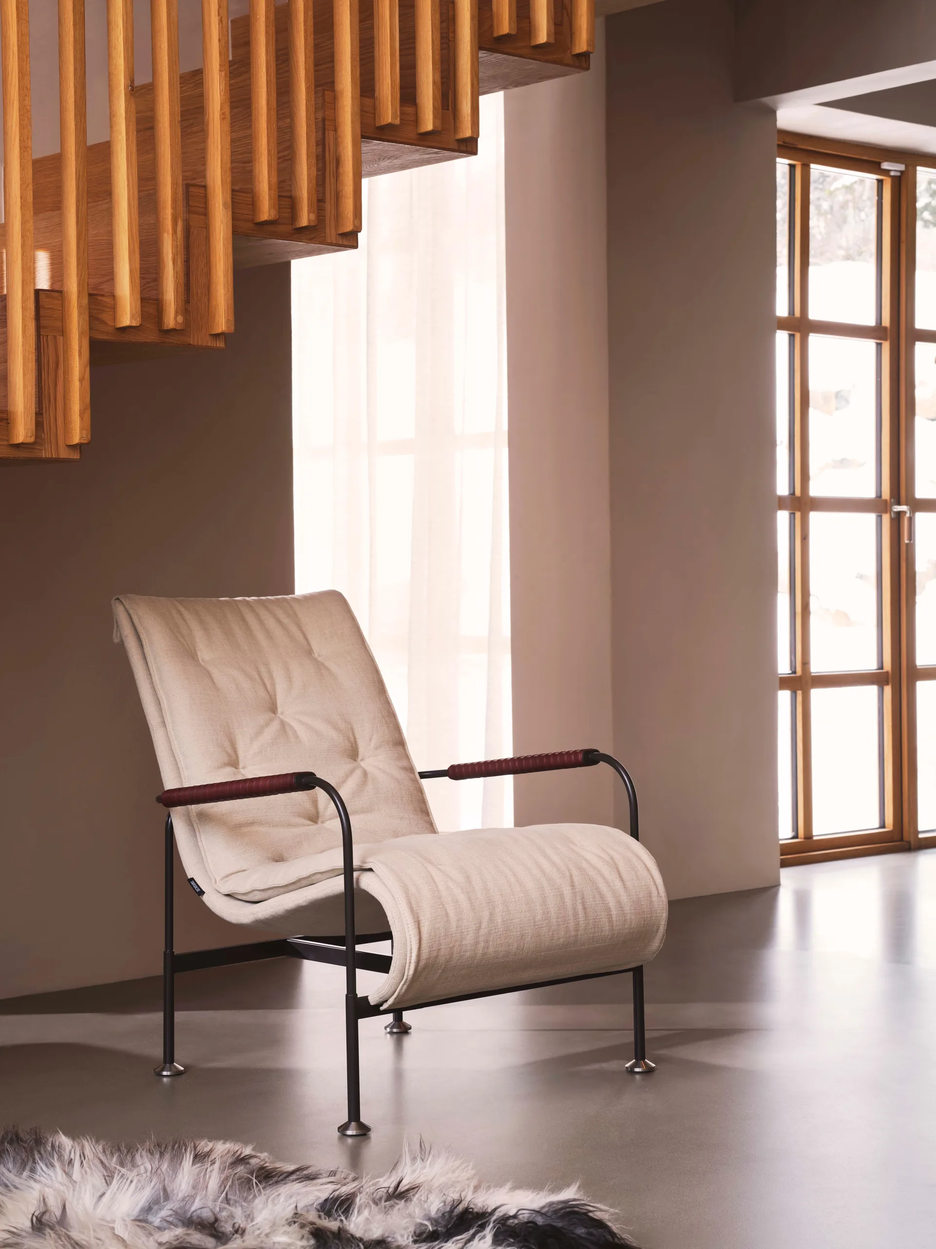 Serpentine armchair, Sheepskin Moonlight-nutmeg-Tärnsjö Cognac Swedese