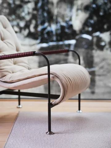 Serpentine armchair - Sheepskin Moonlight-red-tärnsjö Nature - Swedese