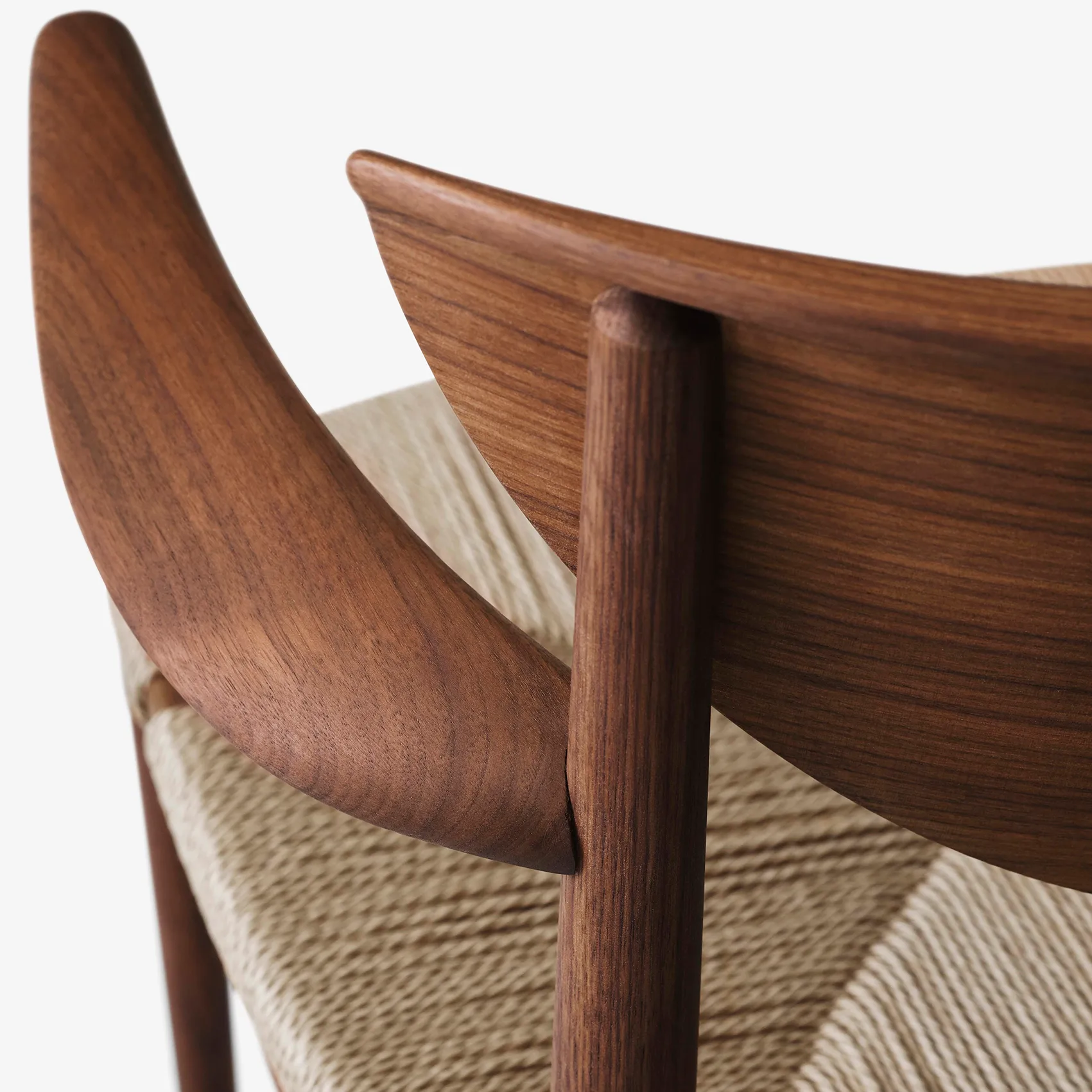 Drawn chair HM4 with armrest, Walnut &Tradition