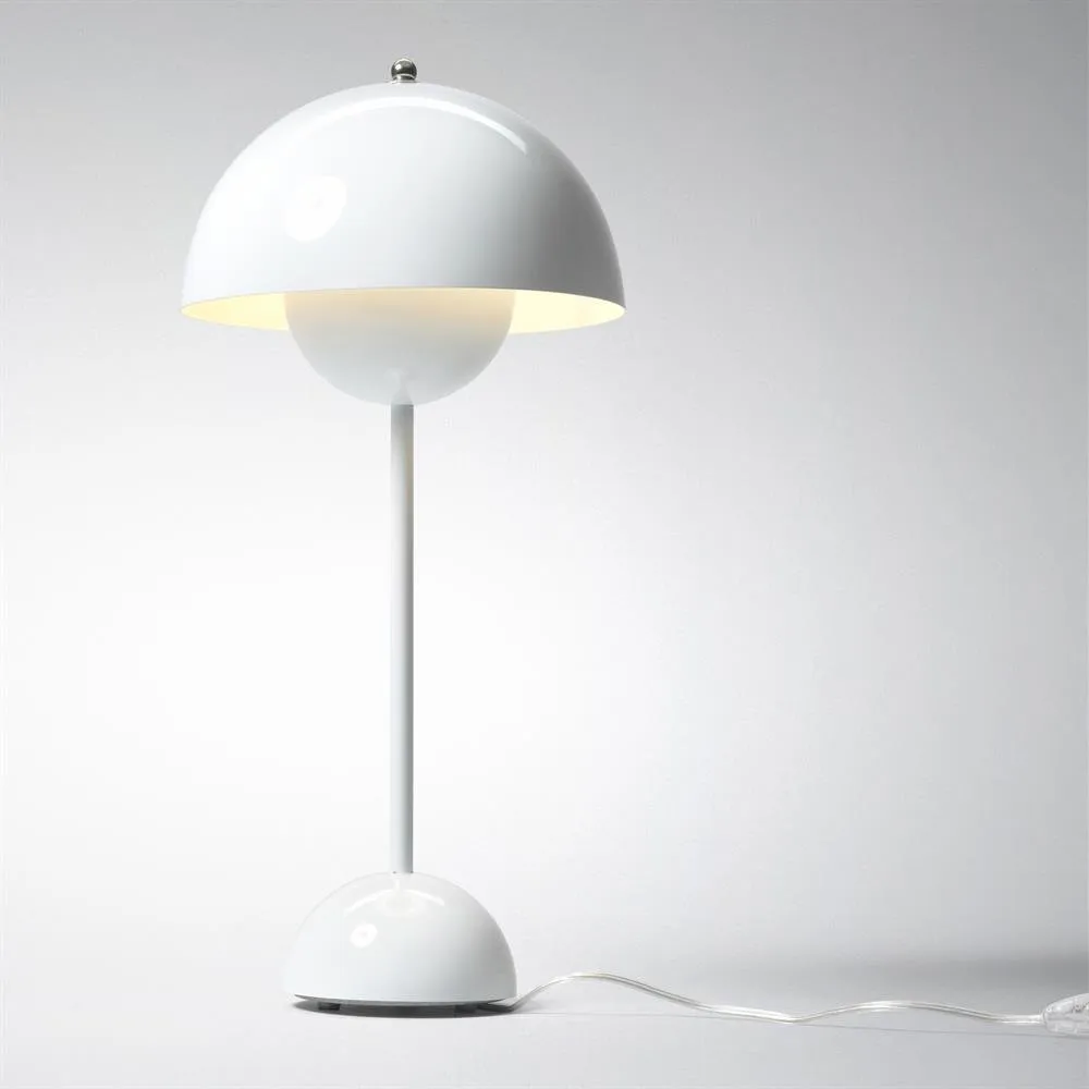 FlowerPot VP3 table lamp, white (offwhite) &Tradition