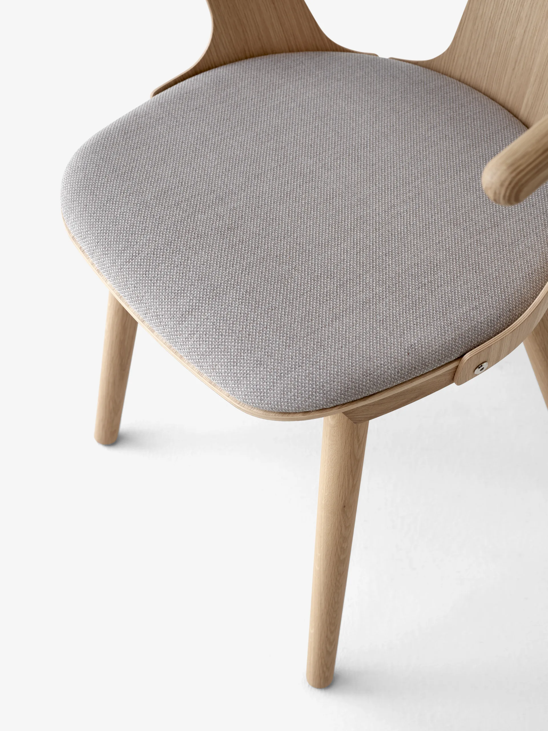 In Between SK2 chair, Oiled oak-Fiord 251 &Tradition