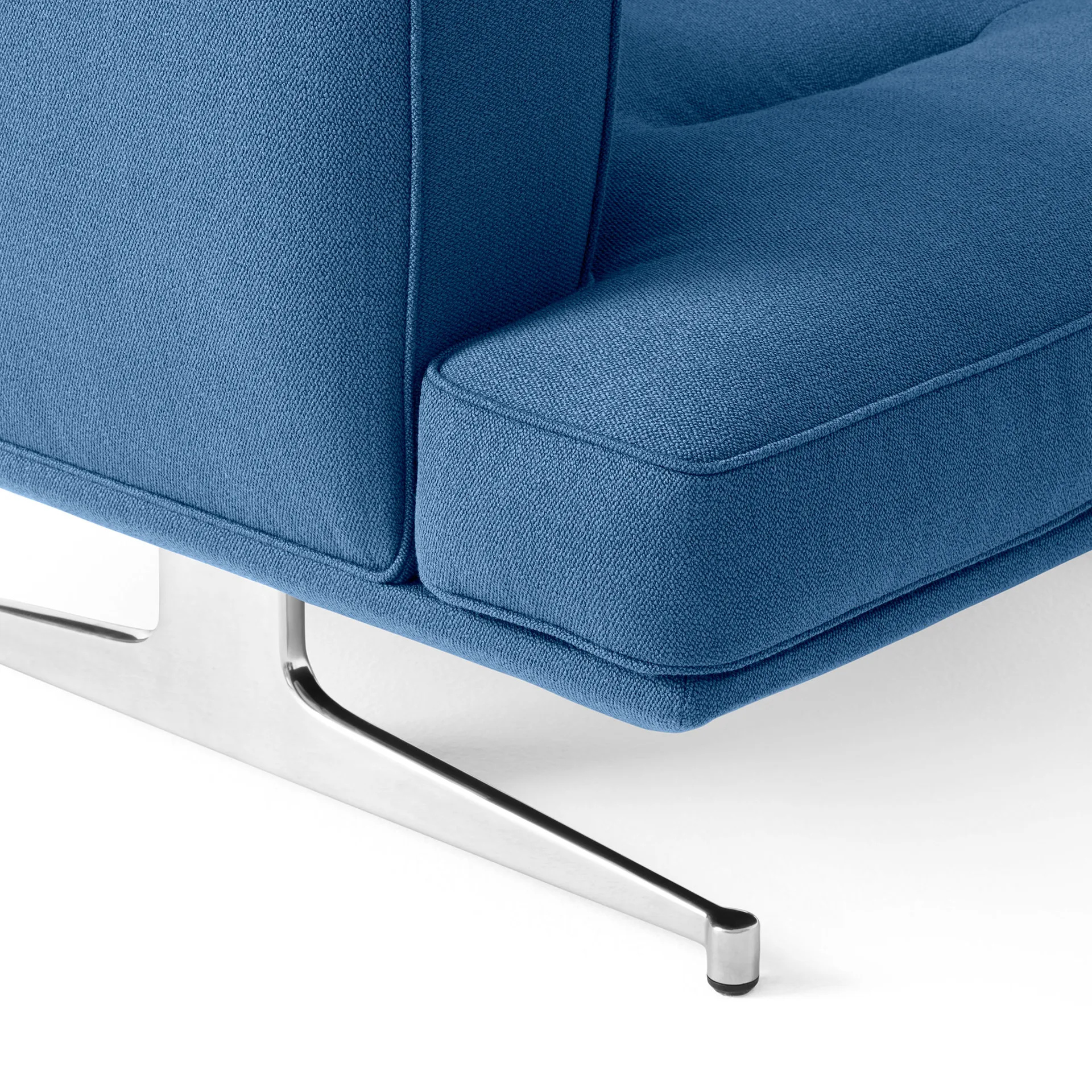 Inland AV21 armchair, Vidar 733-polished aluminium &Tradition