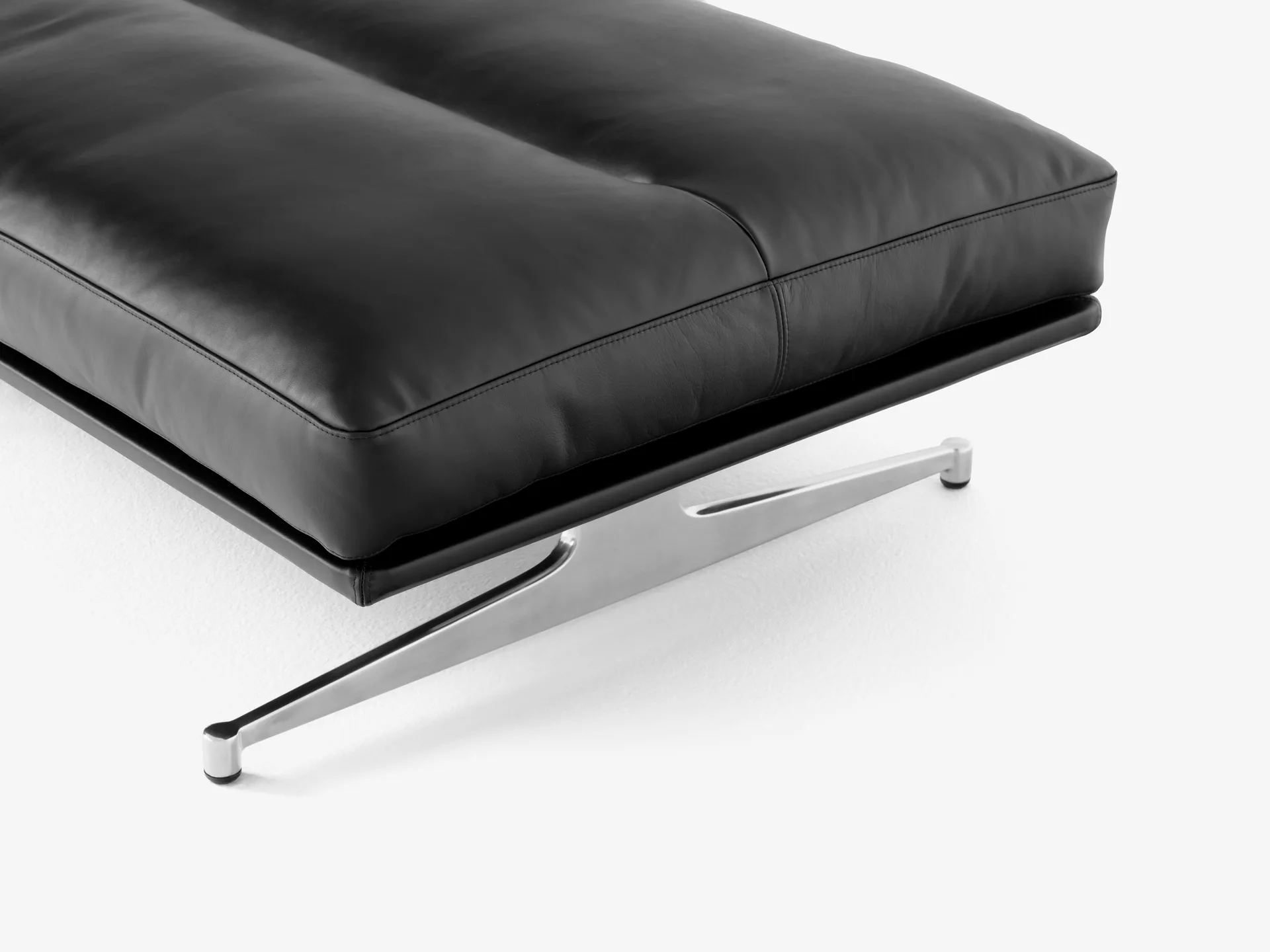 Inland AV32 pouf 78x113 cm, Noble leather black-polished aluminum &Tradition