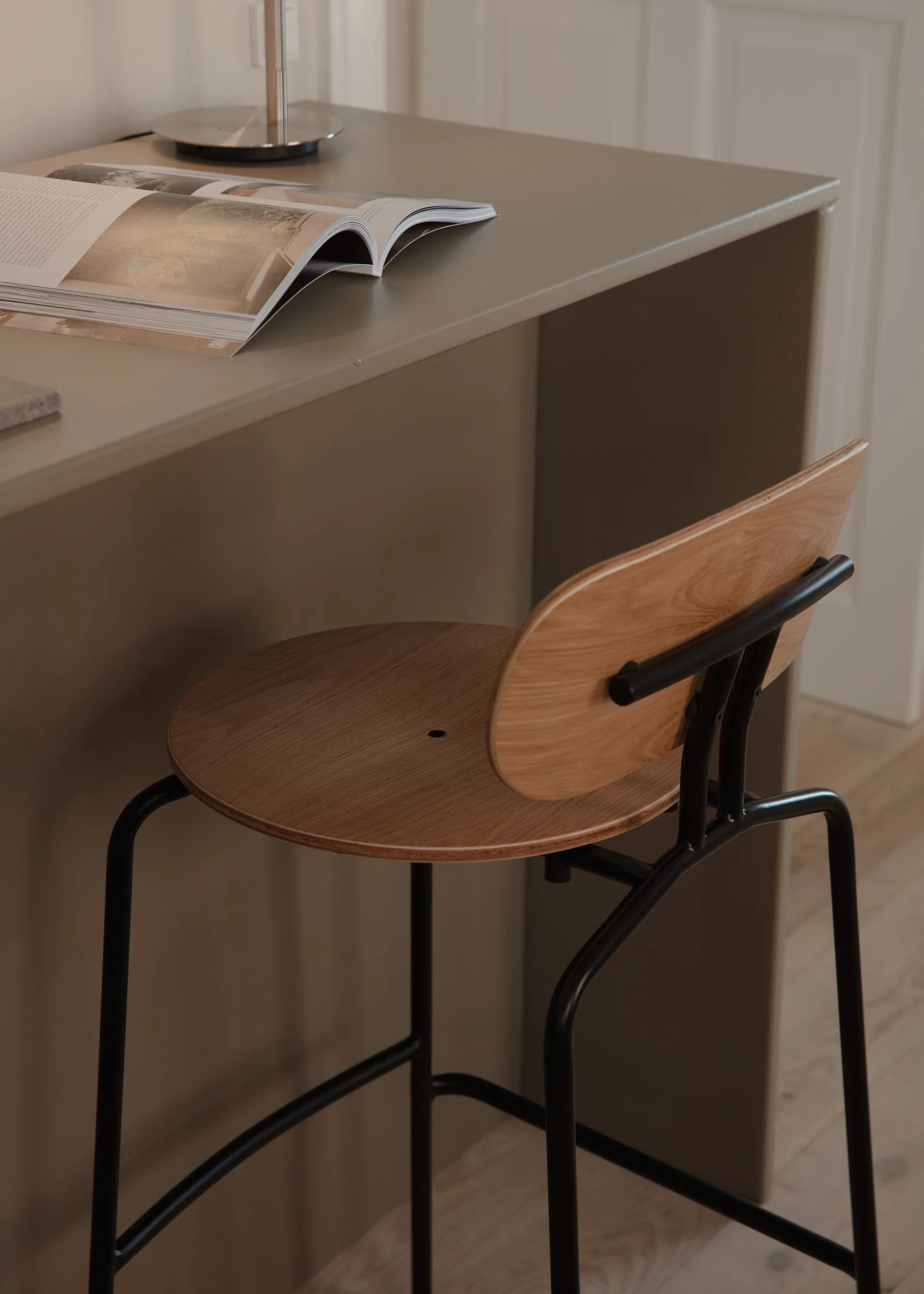 Curious bar stool 75 cm, Oak-black Umage