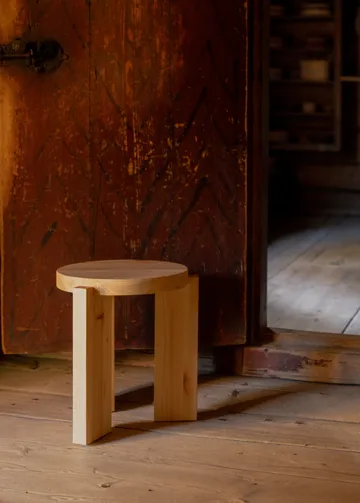 001 Stool stool - Matte oil-waxed pine, Ø40x44 cm - Vaarnii