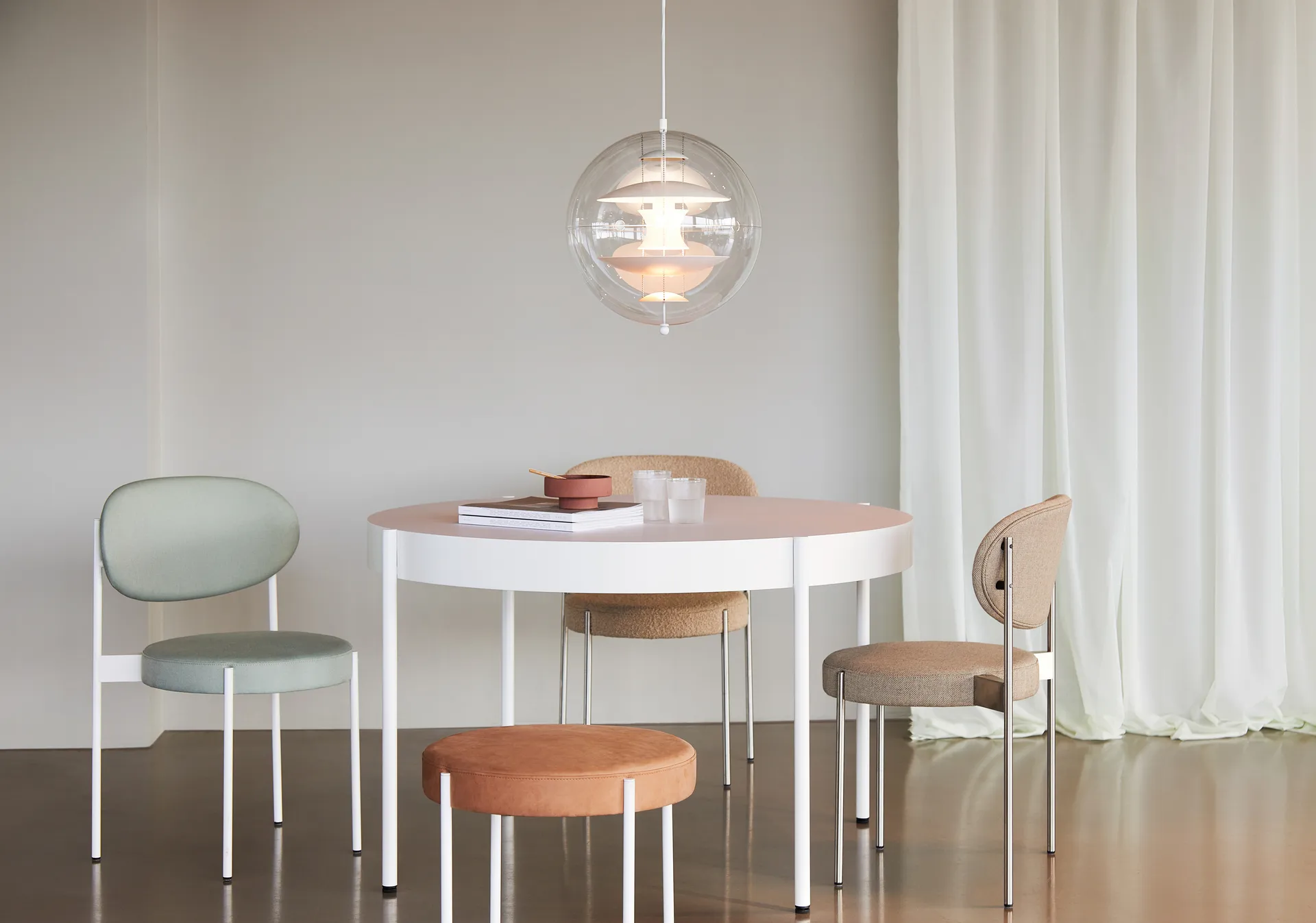 VP Globe Warm Peach ceiling lamp, Ø40 cm Verpan
