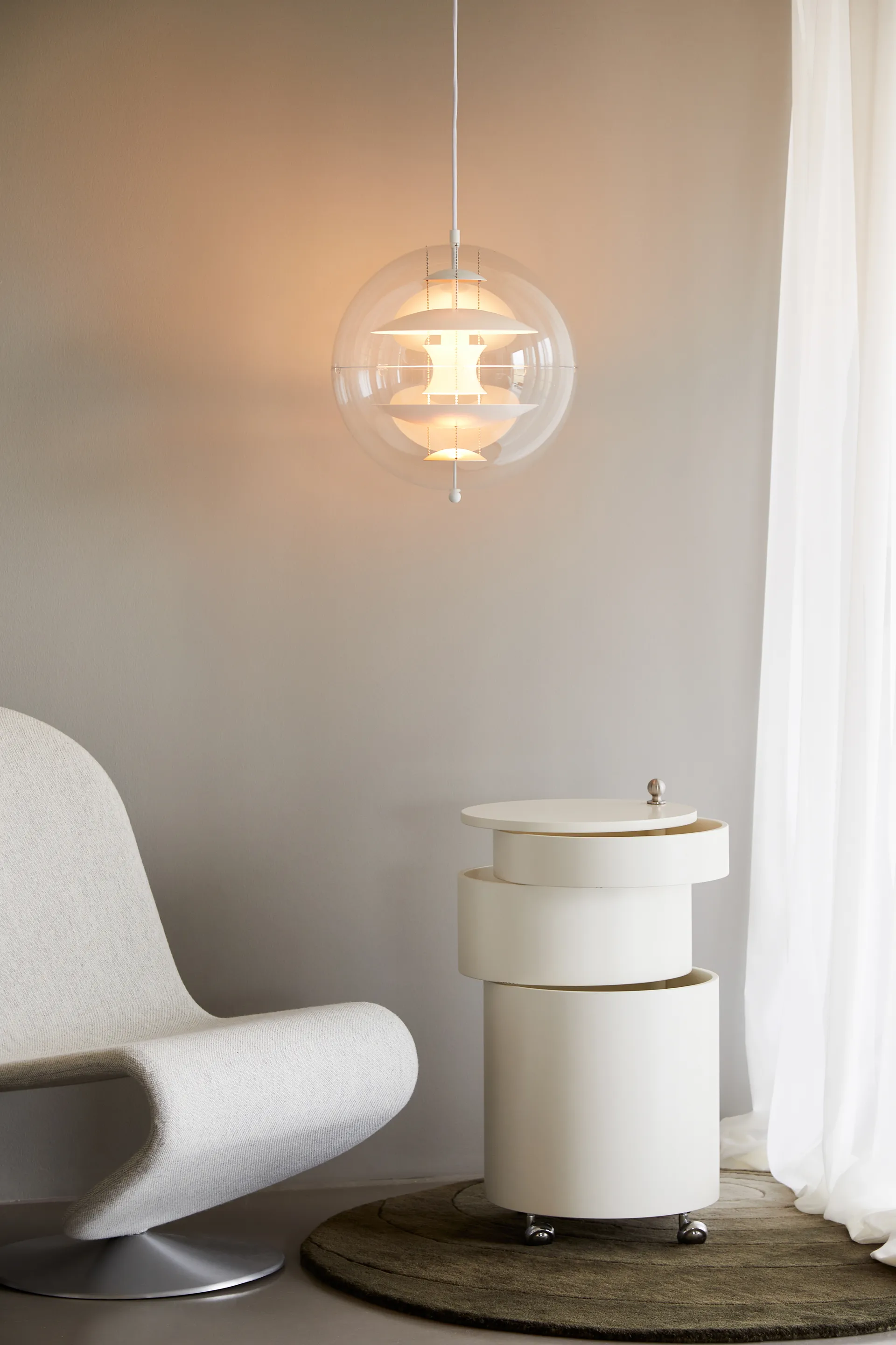 VP Globe Warm Peach ceiling lamp, Ø40 cm Verpan