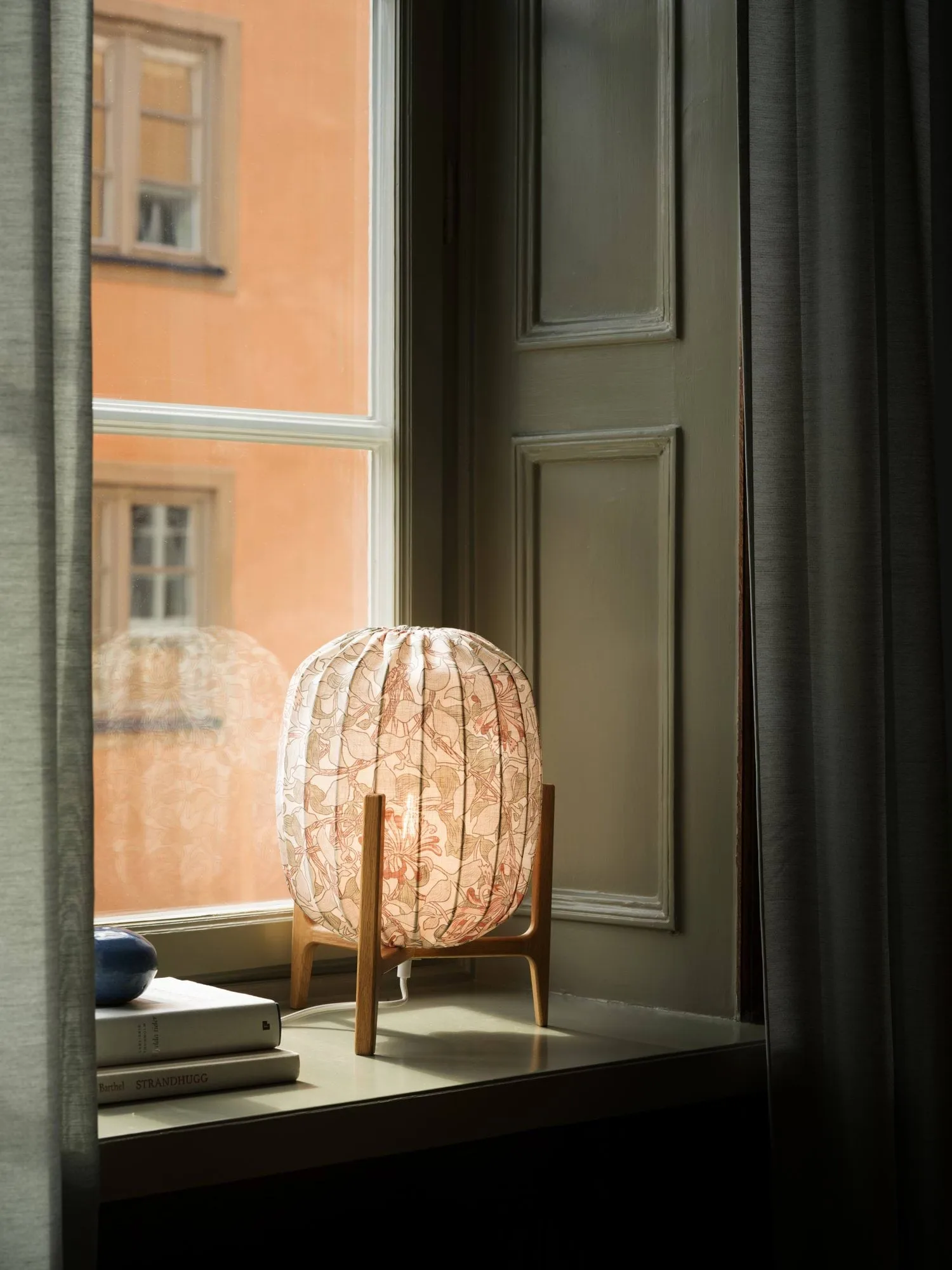 Prisma table lamp, Oak-Honeysuckle blush, Ø27x42 cm Watt & Veke